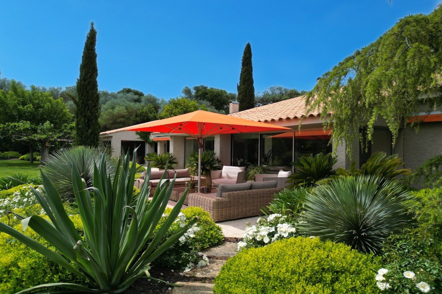 luxury property 8 Rooms for sale on UZES (30700)