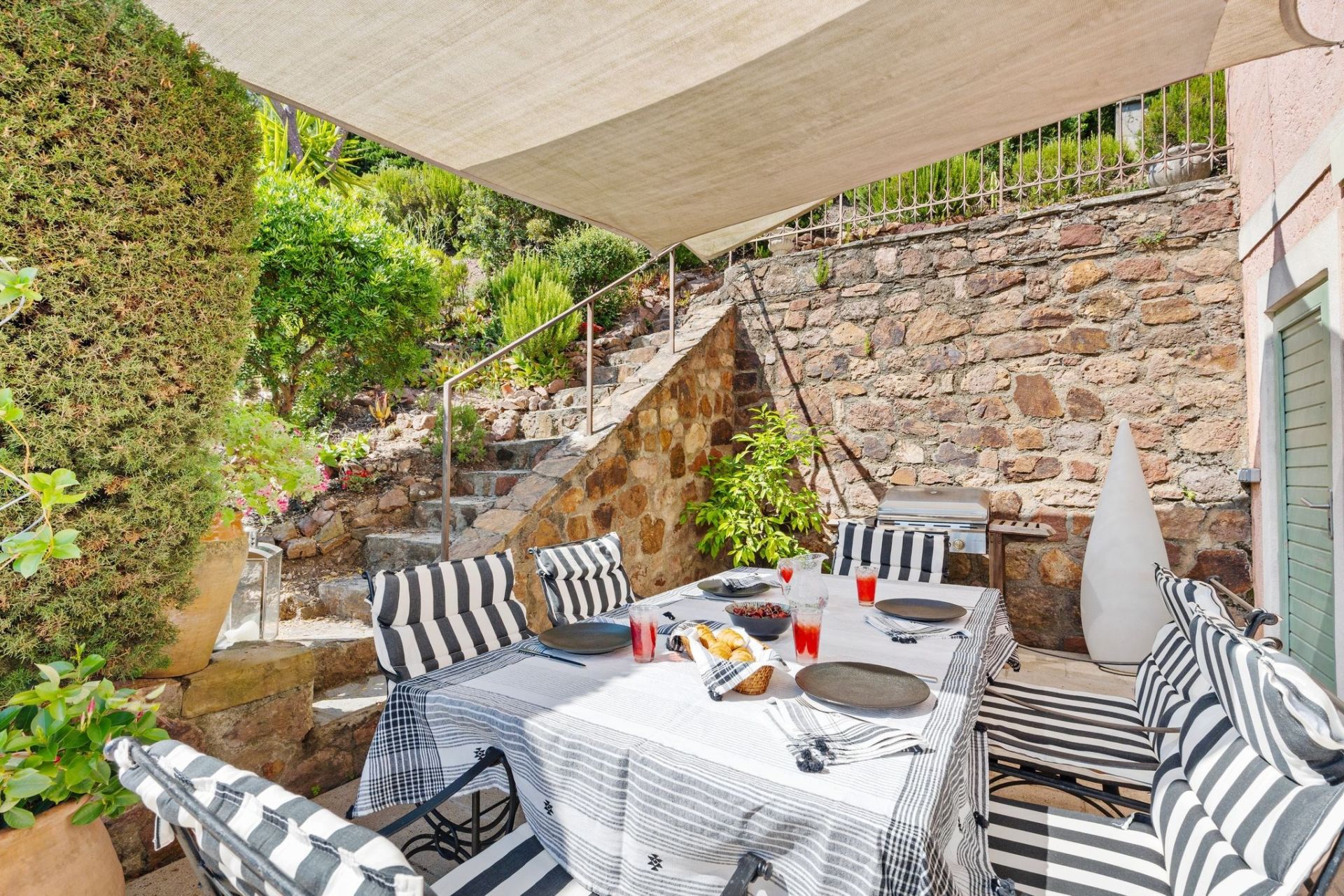luxury provencale house 7 Rooms for sale on THEOULE SUR MER (06590)