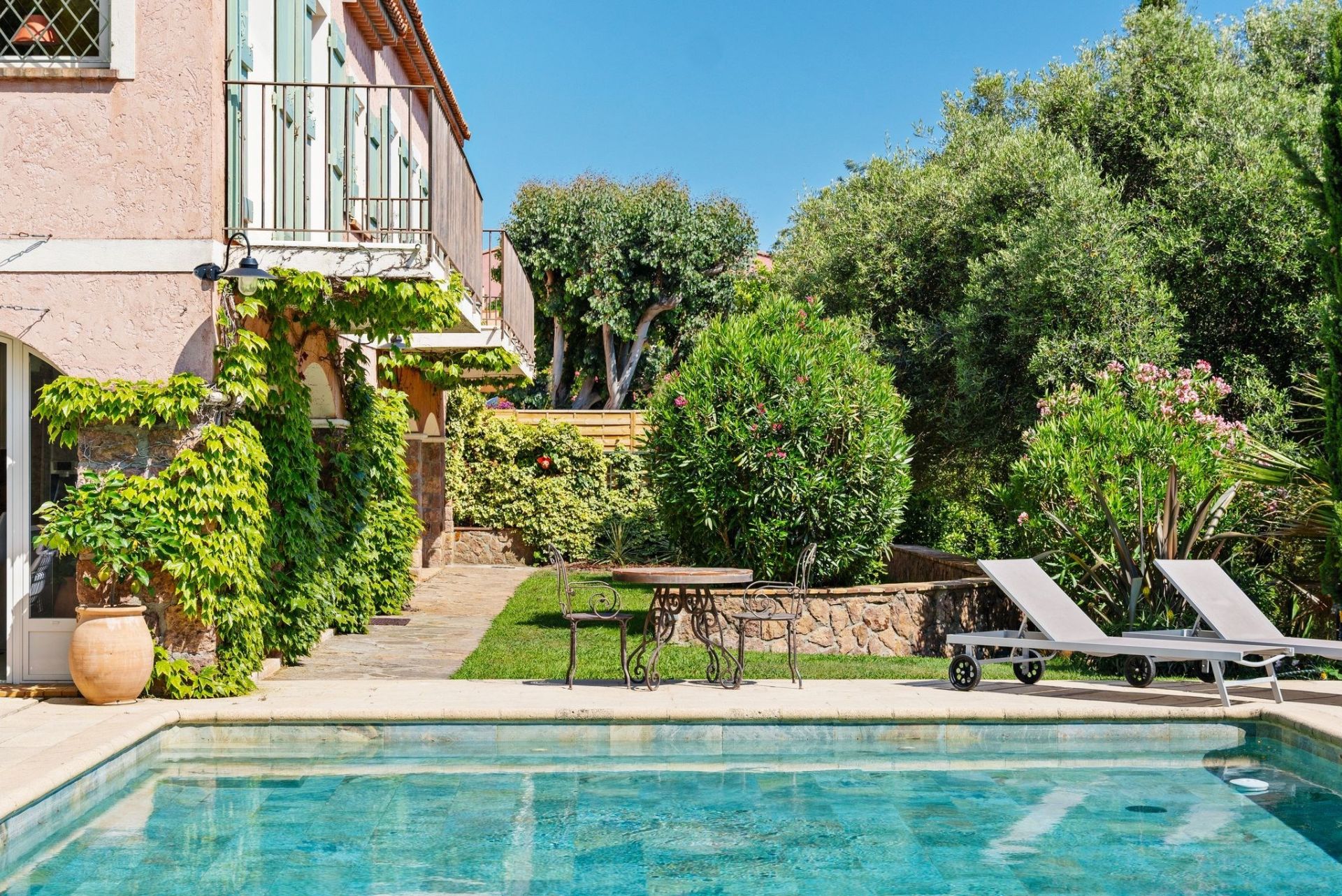 luxury provencale house 7 Rooms for sale on THEOULE SUR MER (06590)