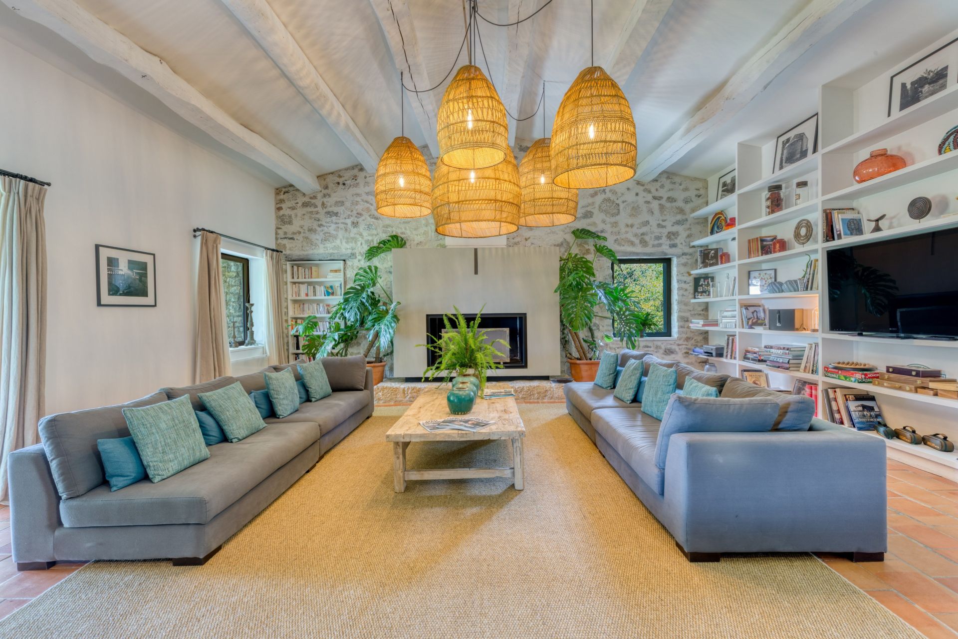 luxury property 8 Rooms for sale on FLAYOSC (83780)