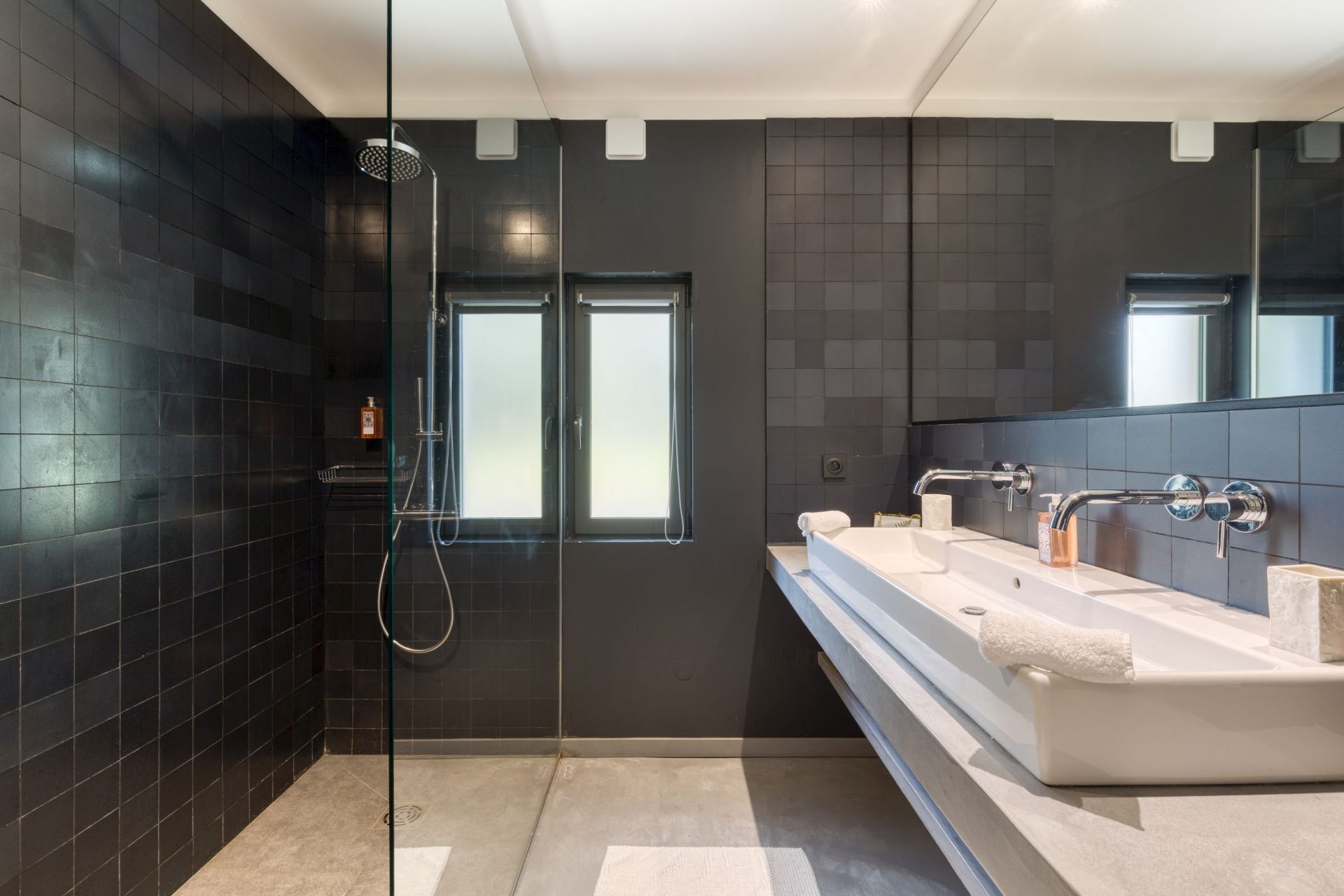 luxury property 8 Rooms for sale on FLAYOSC (83780)