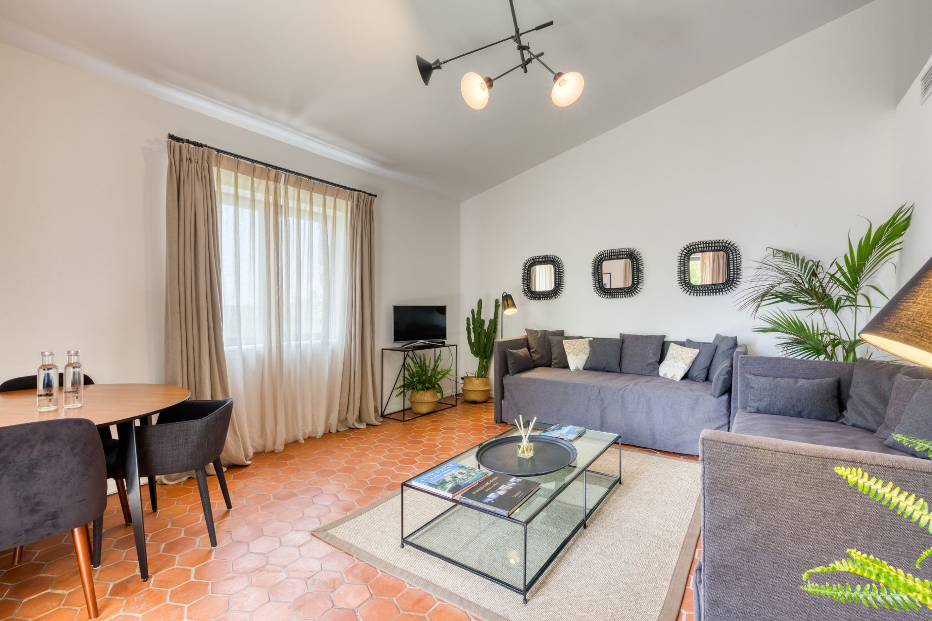 luxury property 8 Rooms for sale on FLAYOSC (83780)