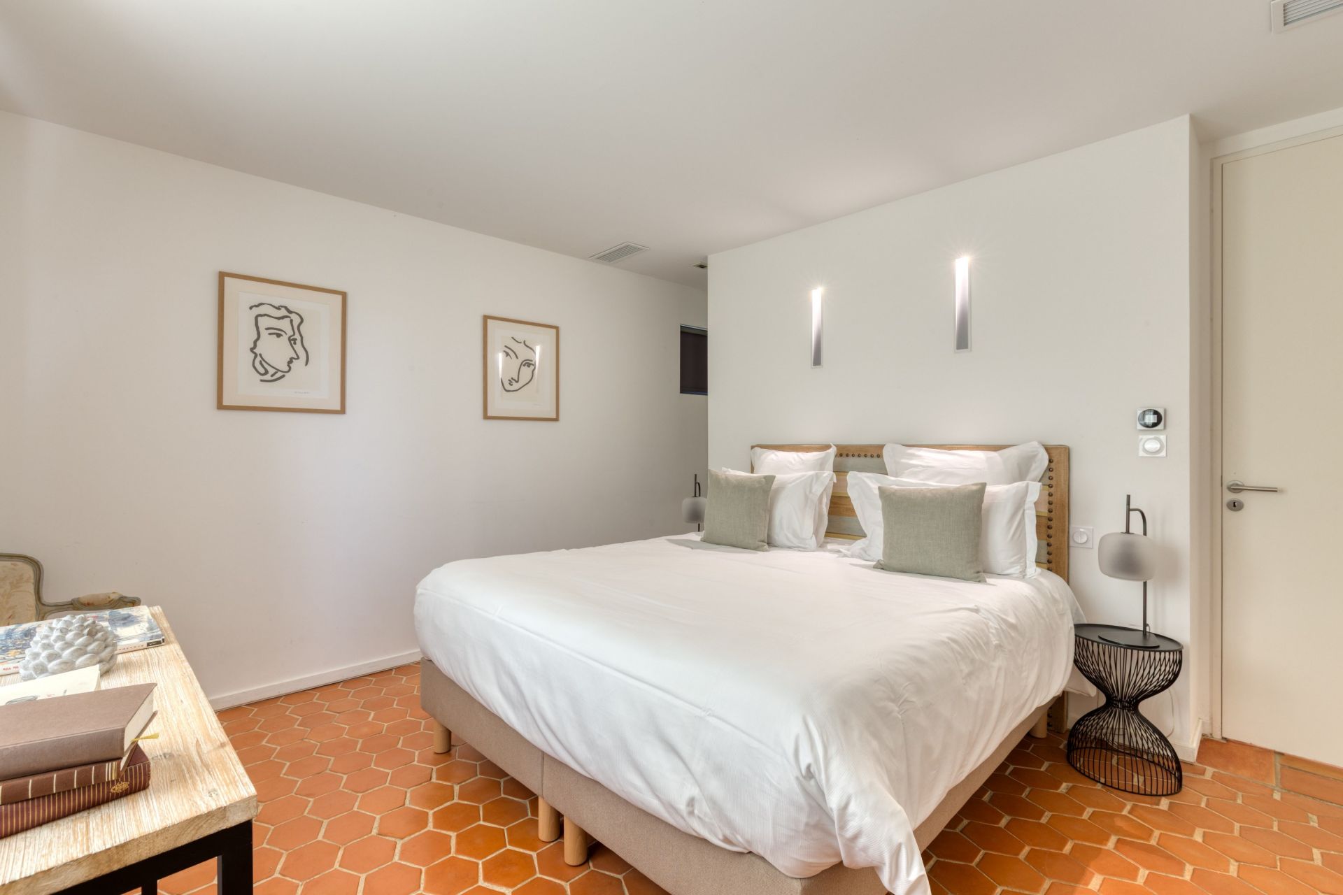 luxury property 8 Rooms for sale on FLAYOSC (83780)