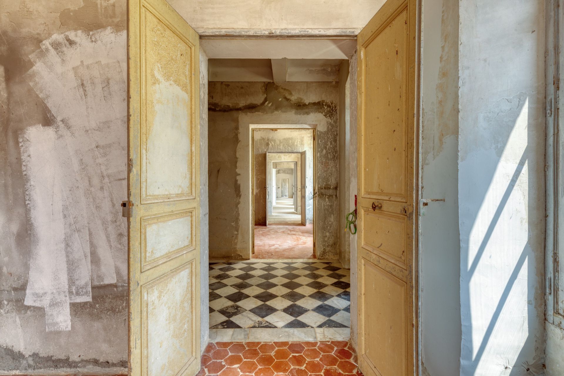 castle 30 Rooms for sale on FOX AMPHOUX (83670)