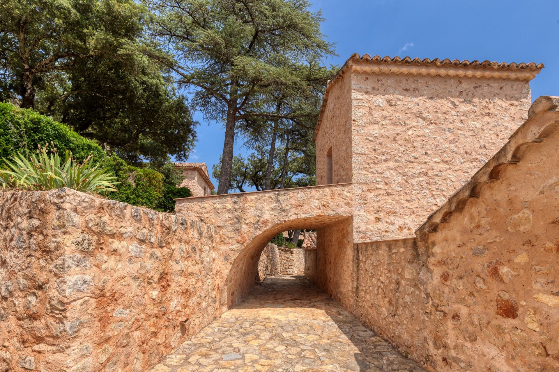 château 30 Pièces en vente sur FOX AMPHOUX (83670)