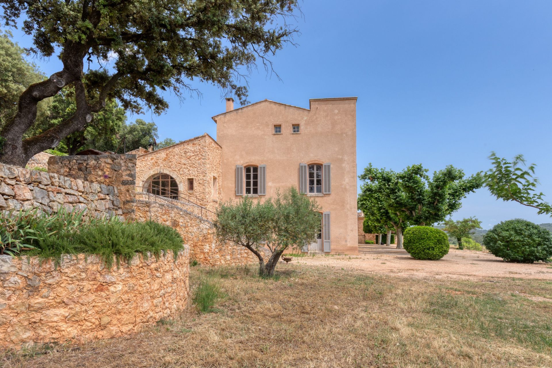 castle 30 Rooms for sale on FOX AMPHOUX (83670)