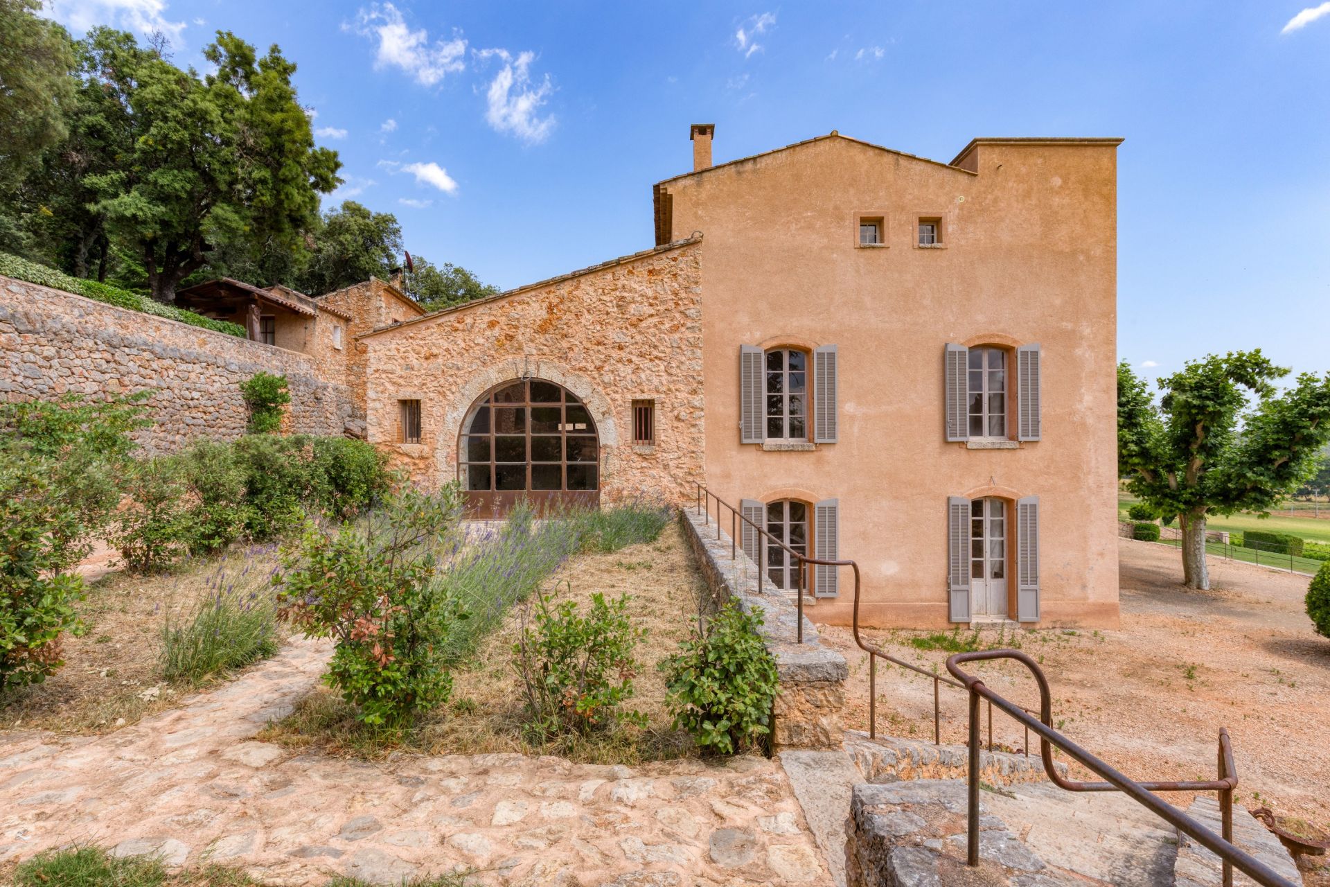 castle 30 Rooms for sale on FOX AMPHOUX (83670)