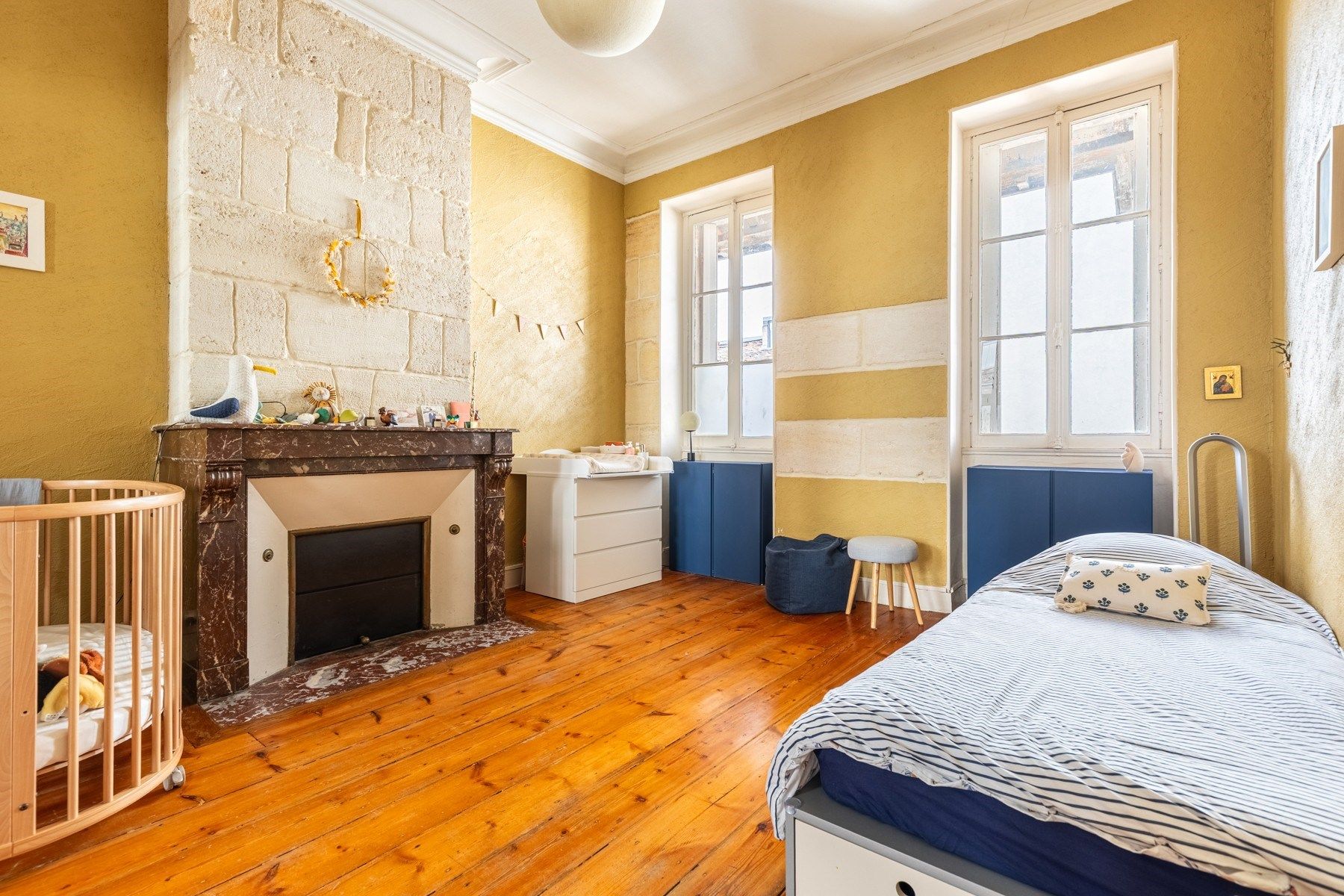 luxury apartment 4 Rooms for sale on BORDEAUX (33000)