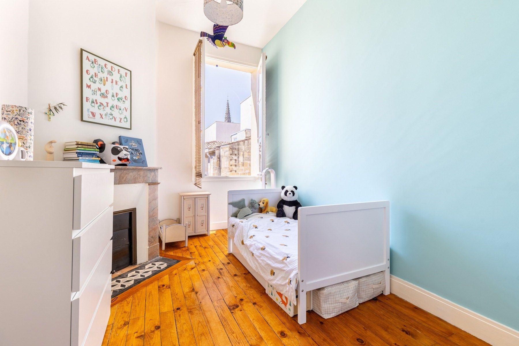 luxury apartment 4 Rooms for sale on BORDEAUX (33000)