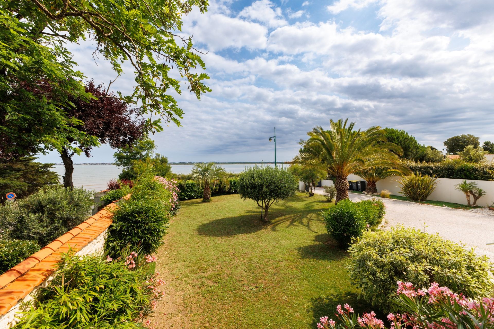 luxury house 10 Rooms for sale on PORT DES BARQUES (17730)