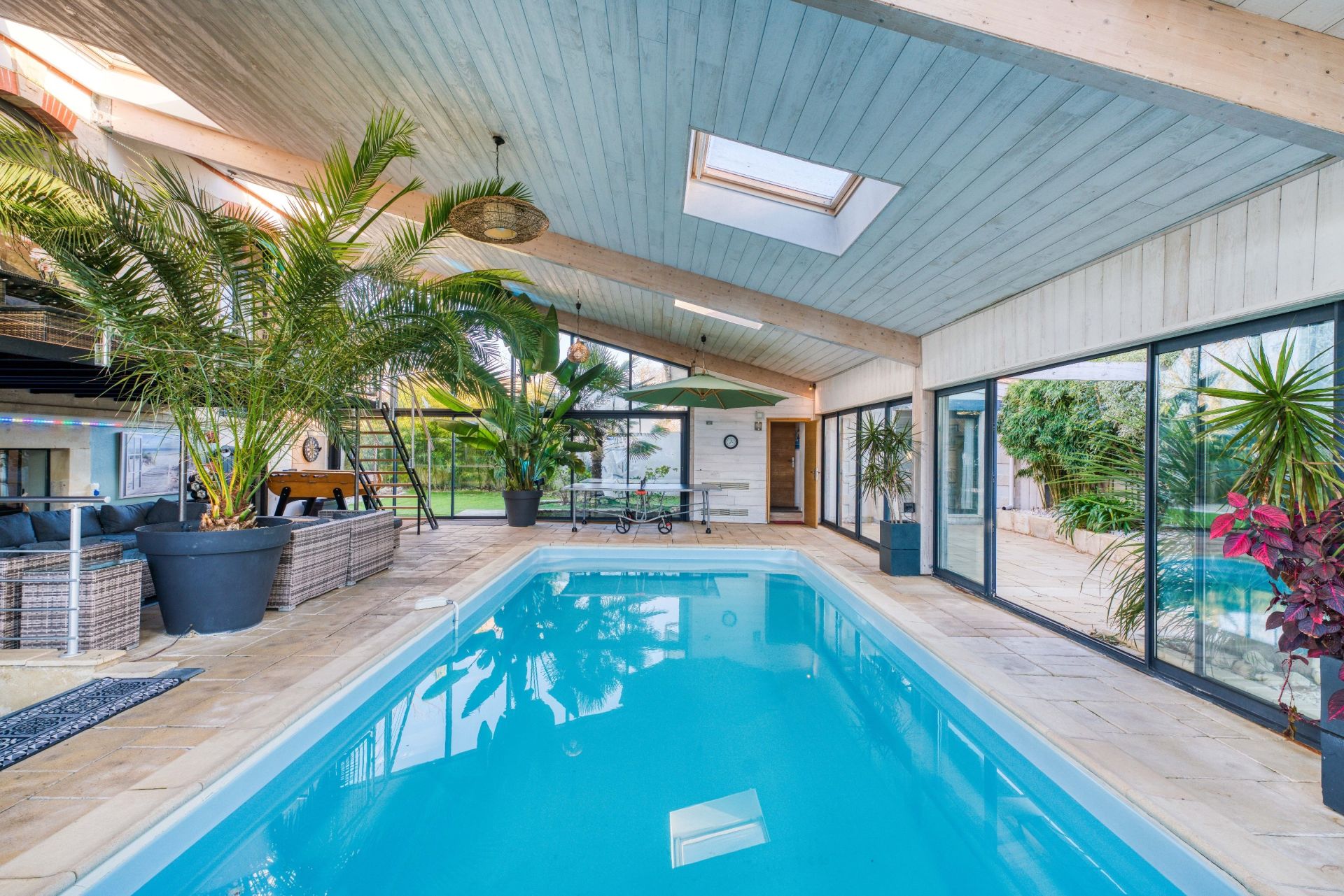 luxury house 10 Rooms for sale on PORT DES BARQUES (17730)