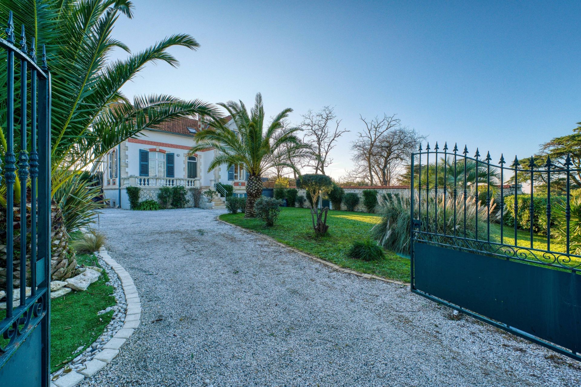 luxury house 10 Rooms for sale on PORT DES BARQUES (17730)