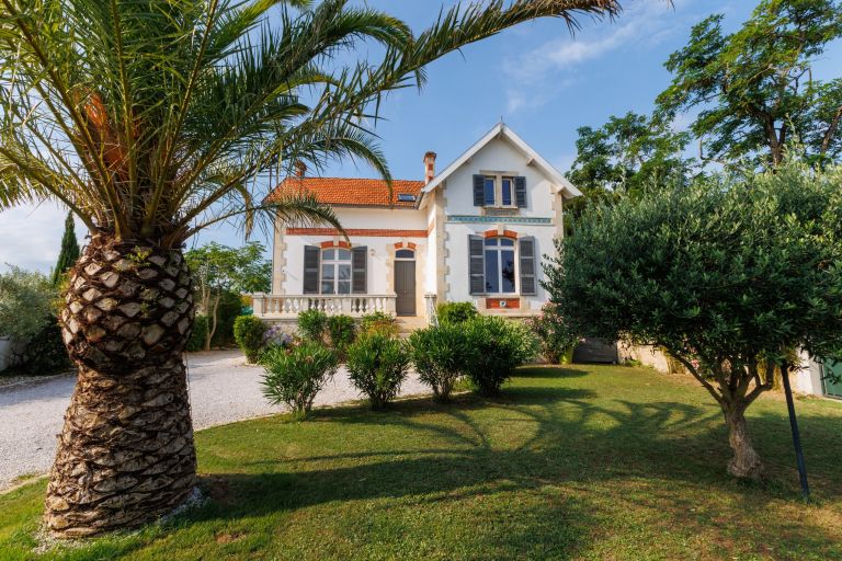 luxury house 10 Rooms for sale on PORT DES BARQUES (17730)