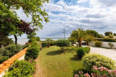Sale Luxury house Port-des-Barques 10 Rooms 340 m²