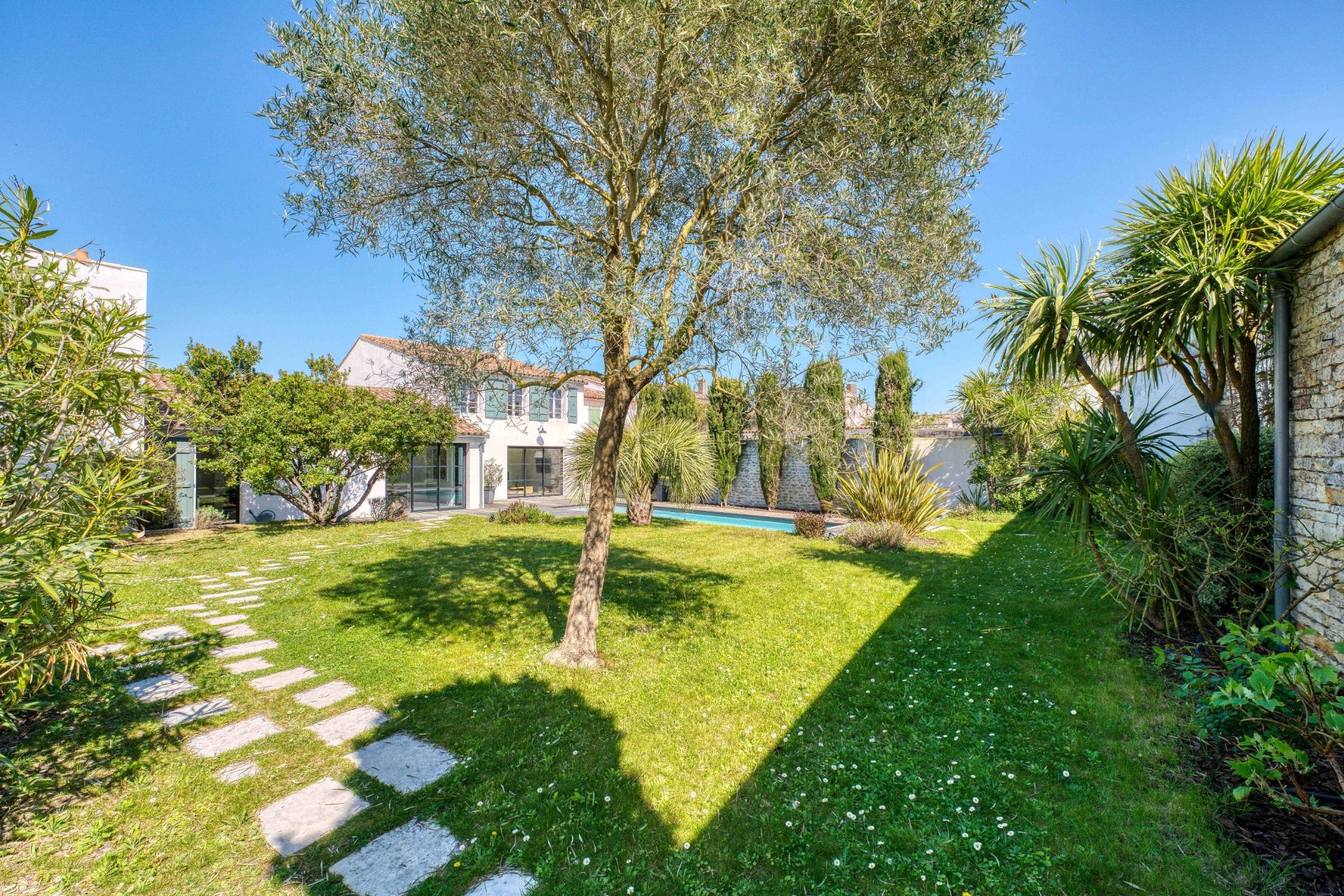 luxury house 7 Rooms for sale on LA FLOTTE (17630)