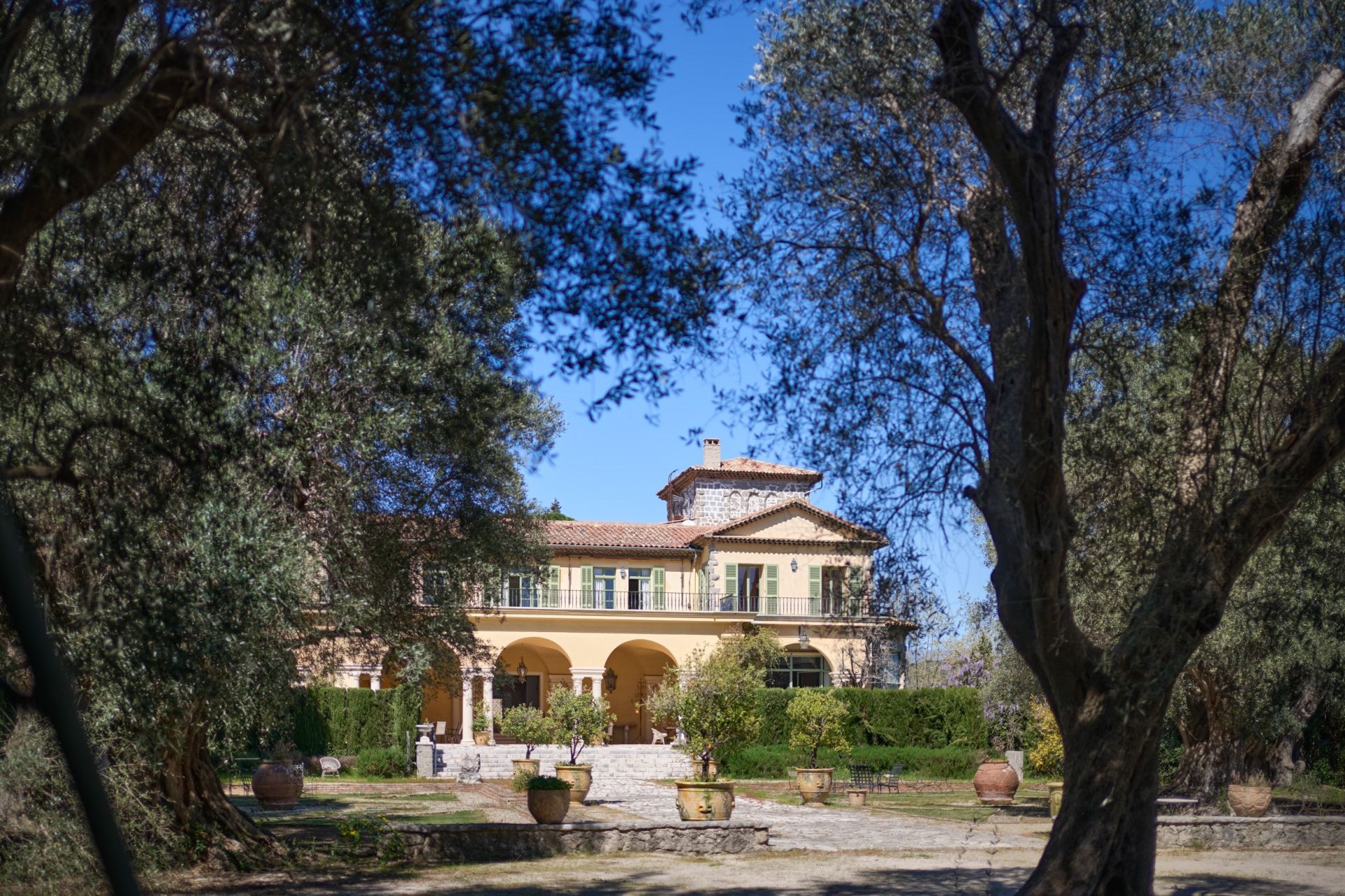 castle 39 Rooms for sale on BIOT (06410)