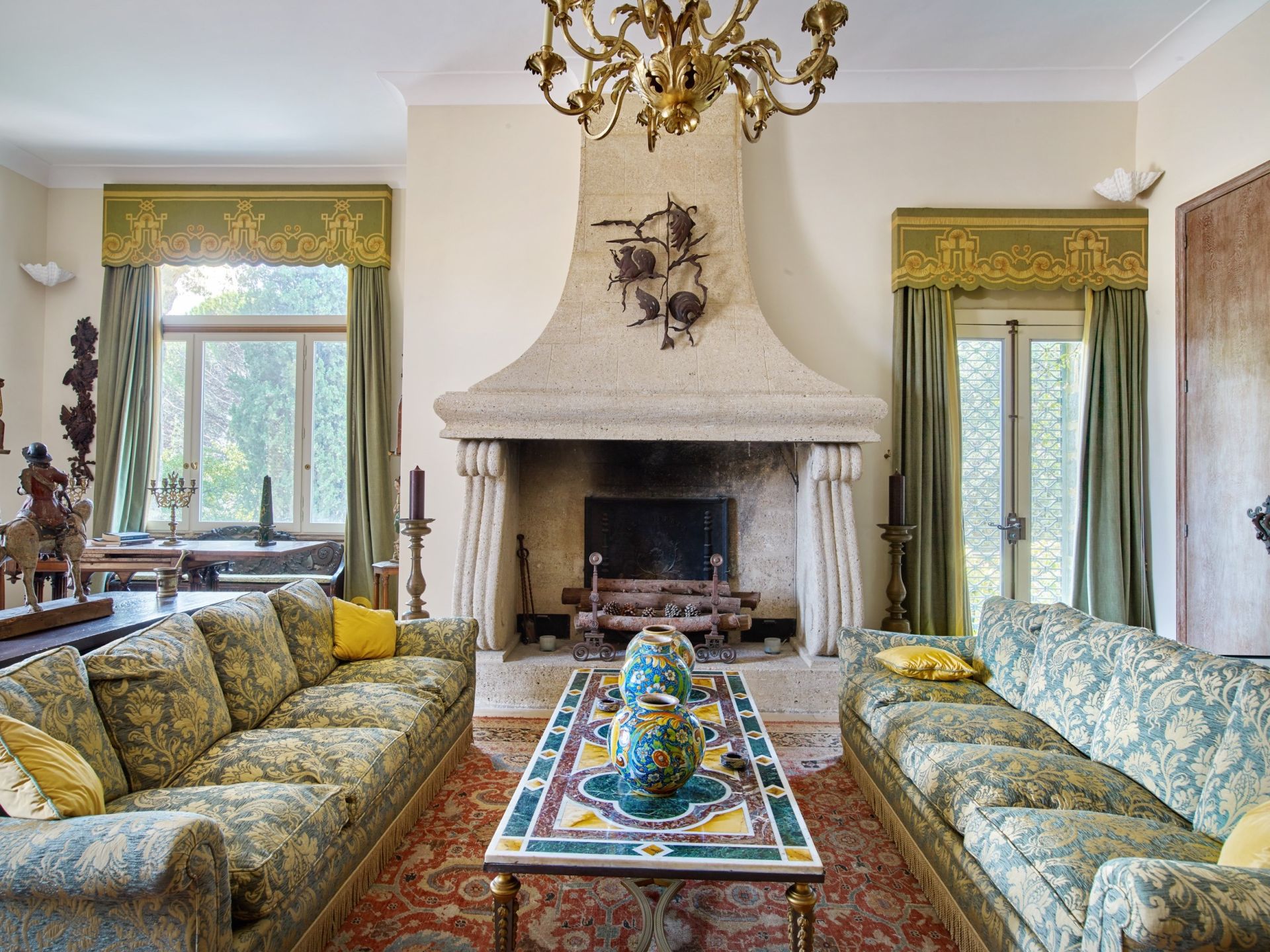 castle 39 Rooms for sale on BIOT (06410)