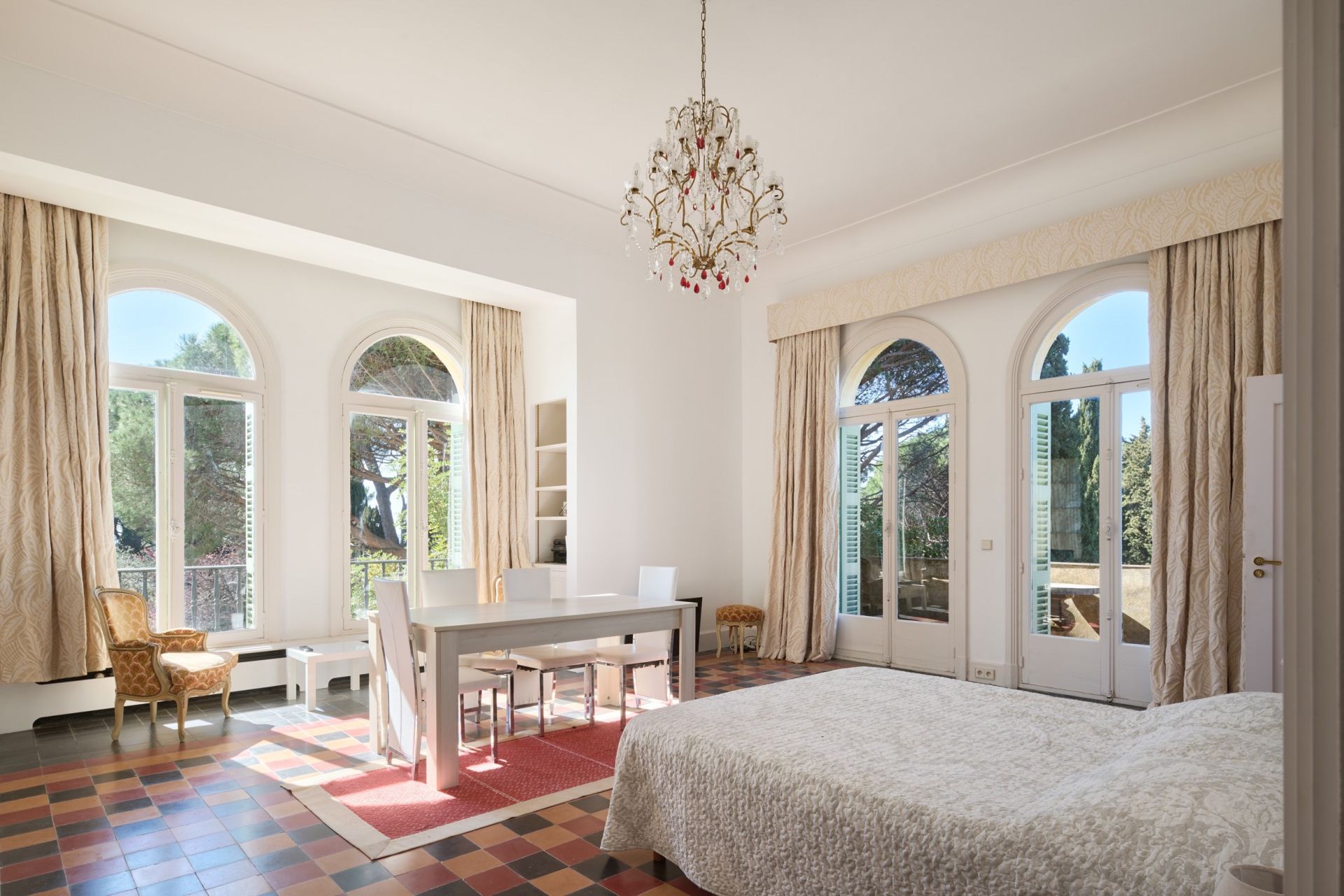 castle 39 Rooms for sale on BIOT (06410)