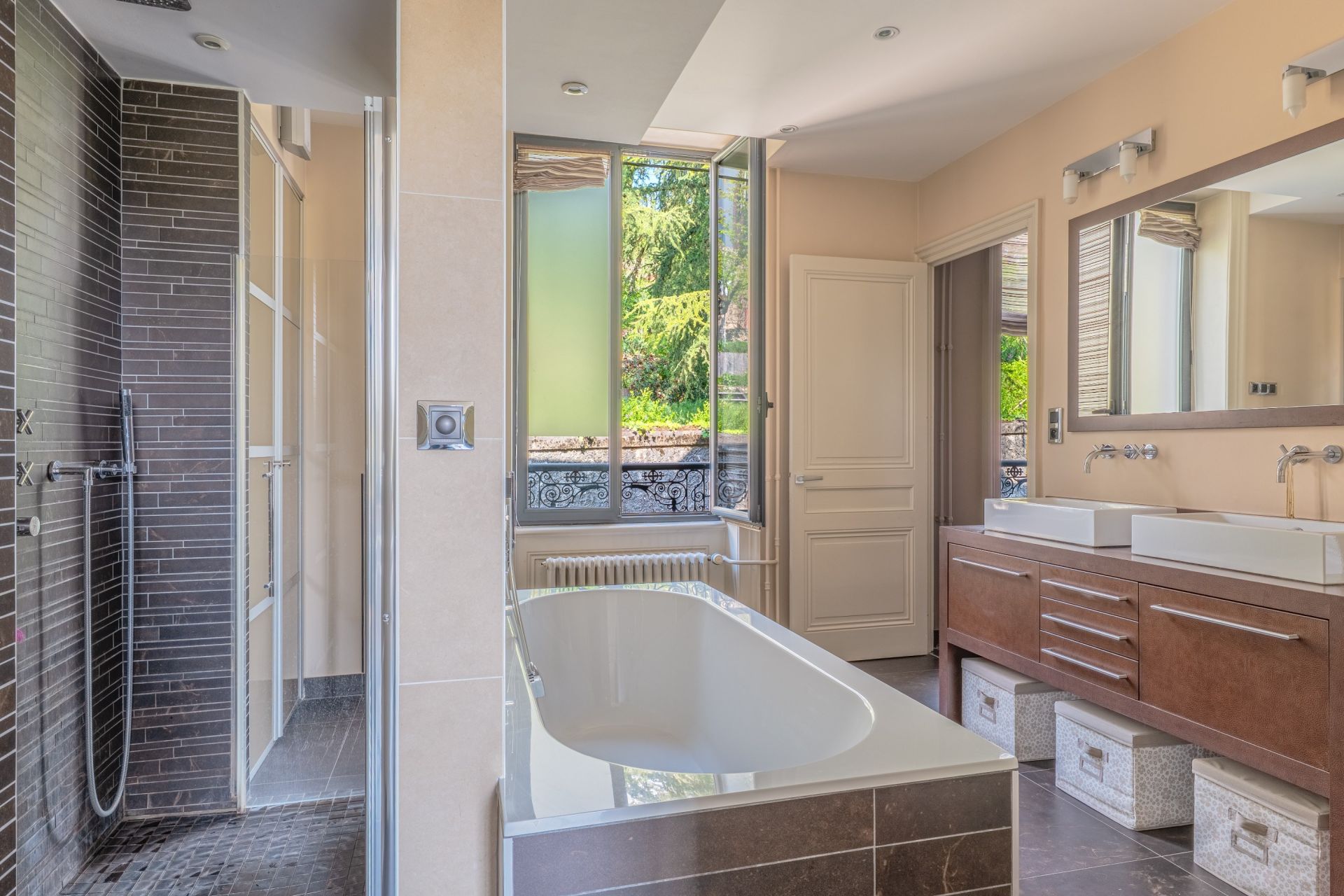 luxury house 15 Rooms for sale on CALUIRE ET CUIRE (69300)