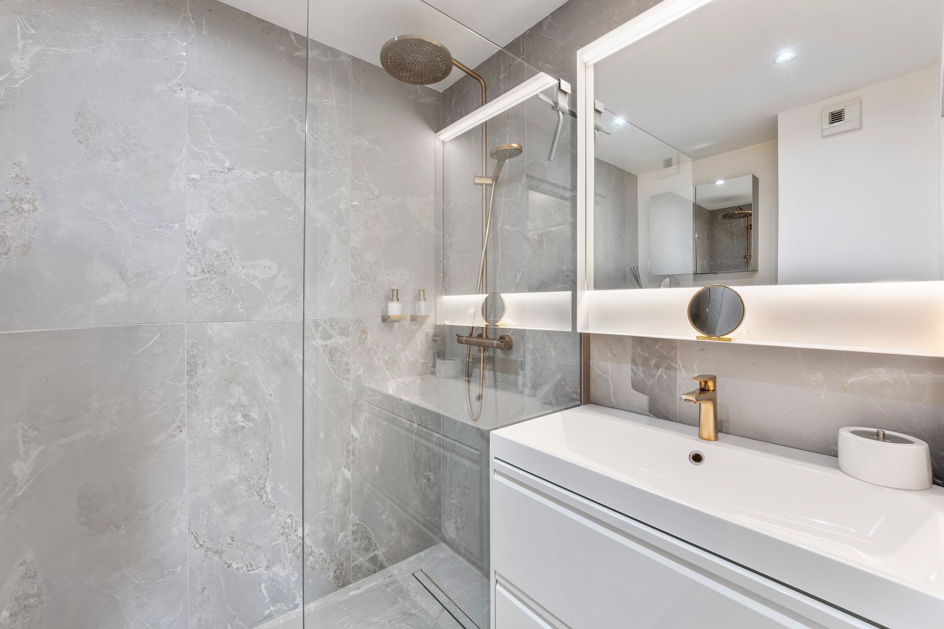 luxury apartment 4 Rooms for sale on DIVONNE LES BAINS (01220)