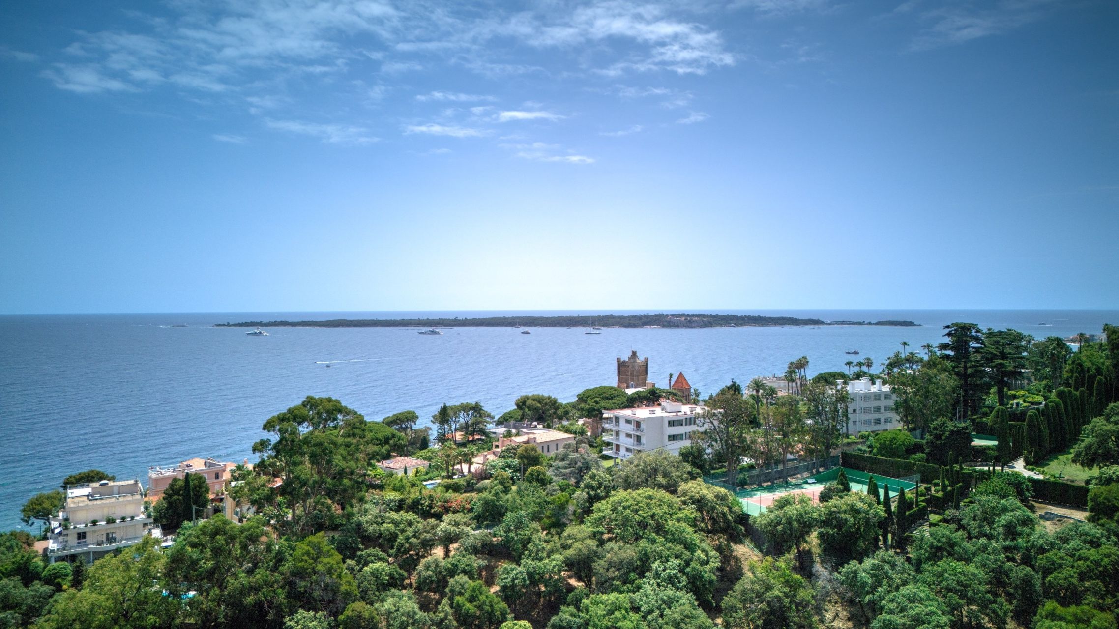 luxury apartment 4 Rooms for sale on CANNES (06400)