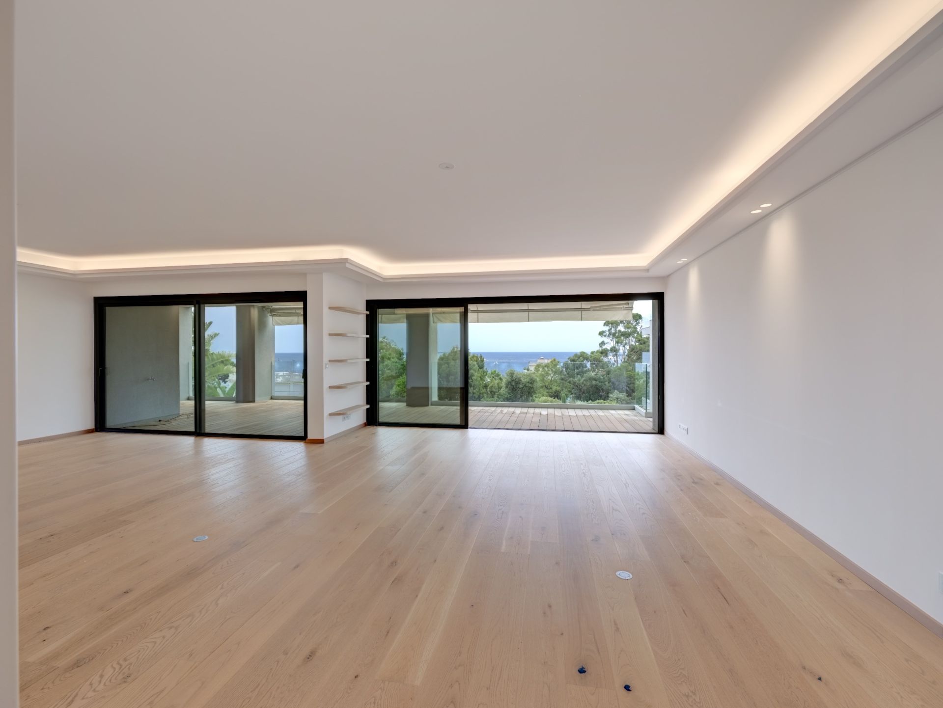 luxury apartment 4 Rooms for sale on VALLAURIS (06220)