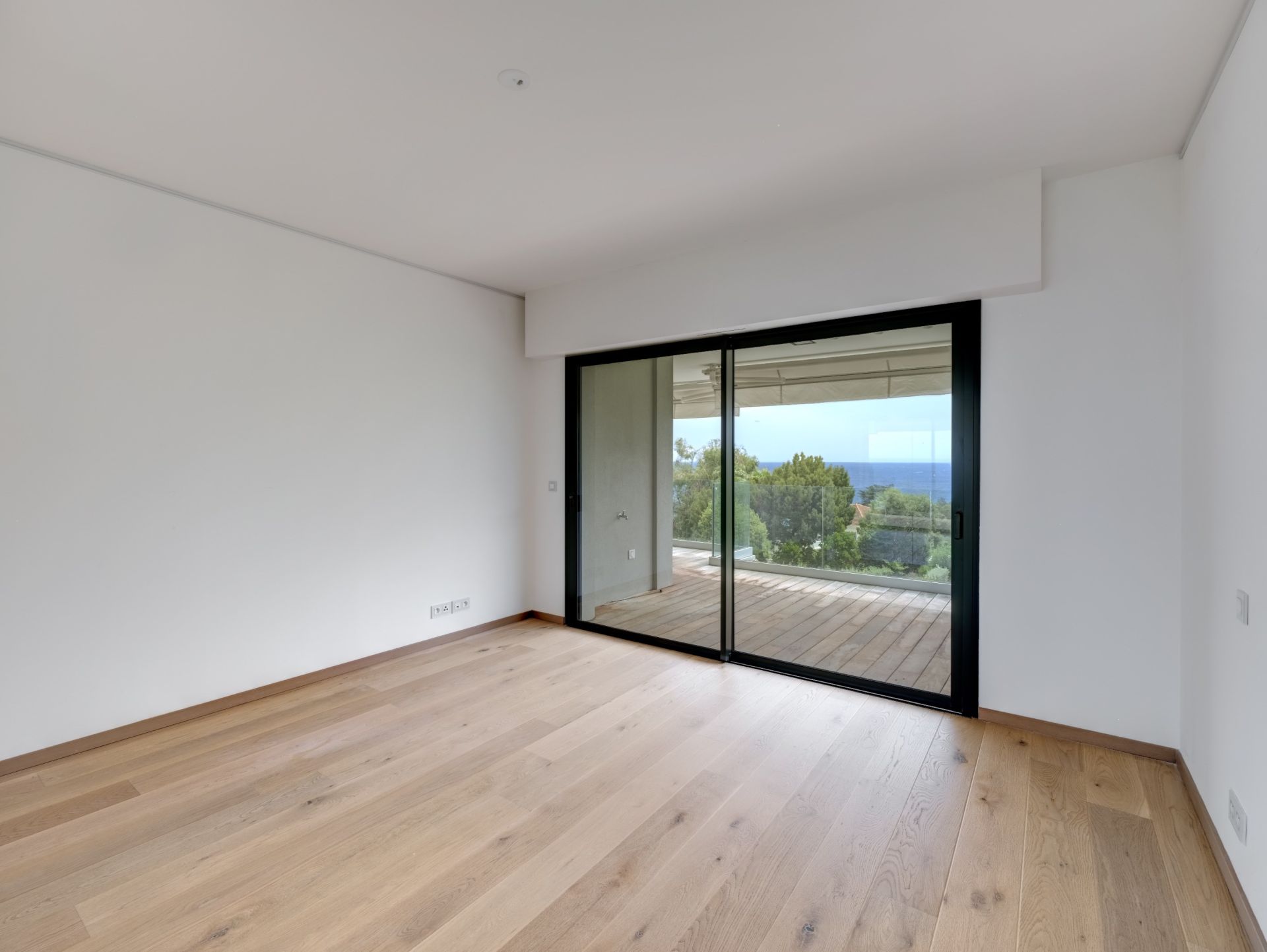 luxury apartment 4 Rooms for sale on VALLAURIS (06220)