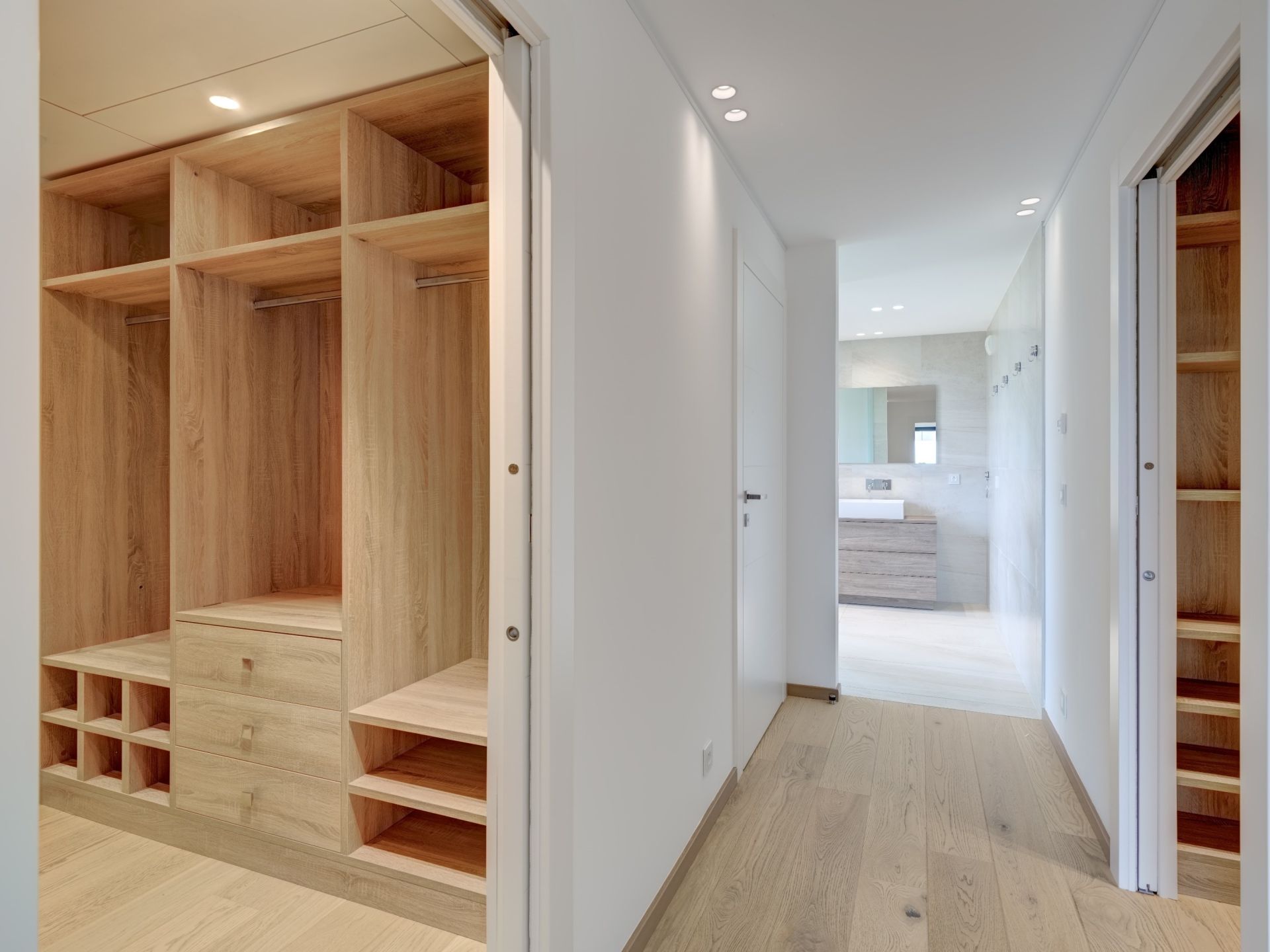 luxury apartment 4 Rooms for sale on CANNES (06400)