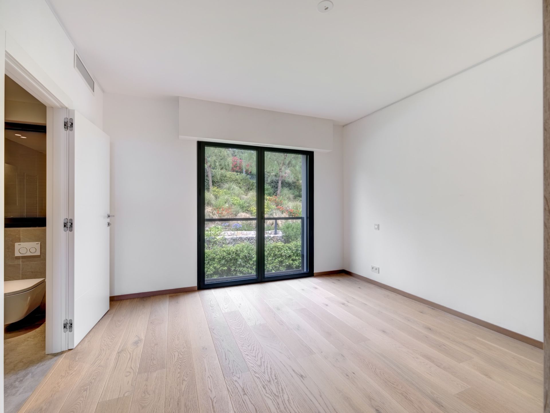 luxury apartment 4 Rooms for sale on VALLAURIS (06220)