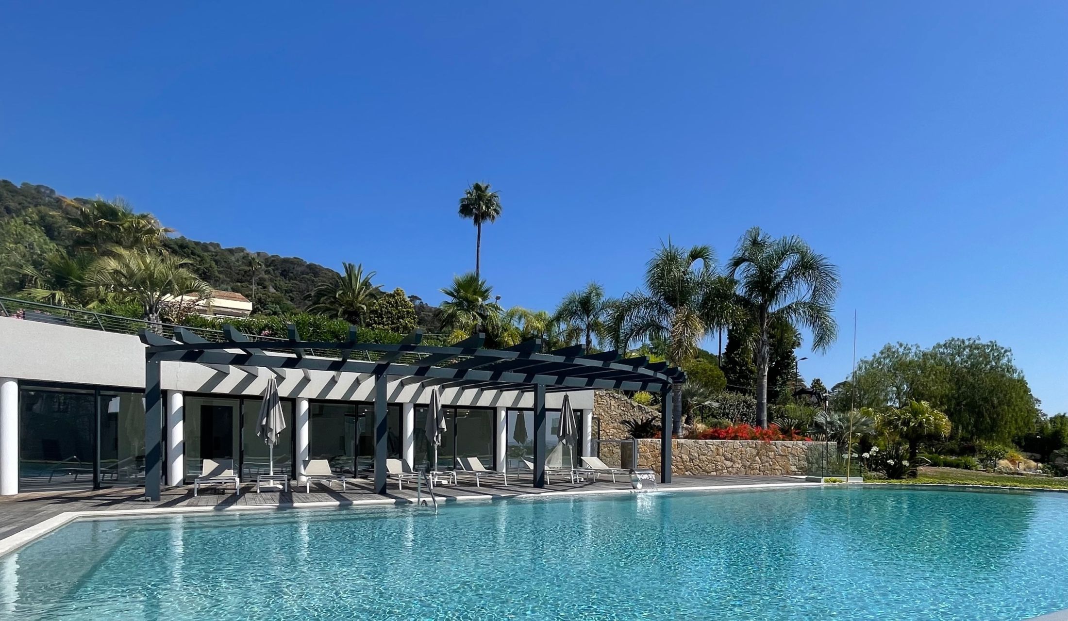 luxury apartment 4 Rooms for sale on CANNES (06400)