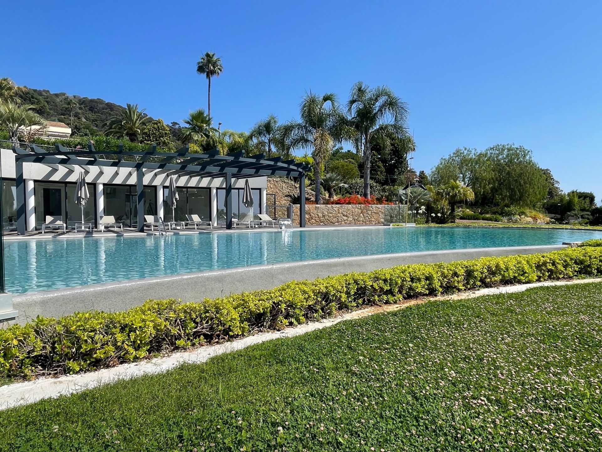 luxury apartment 4 Rooms for sale on VALLAURIS (06220)