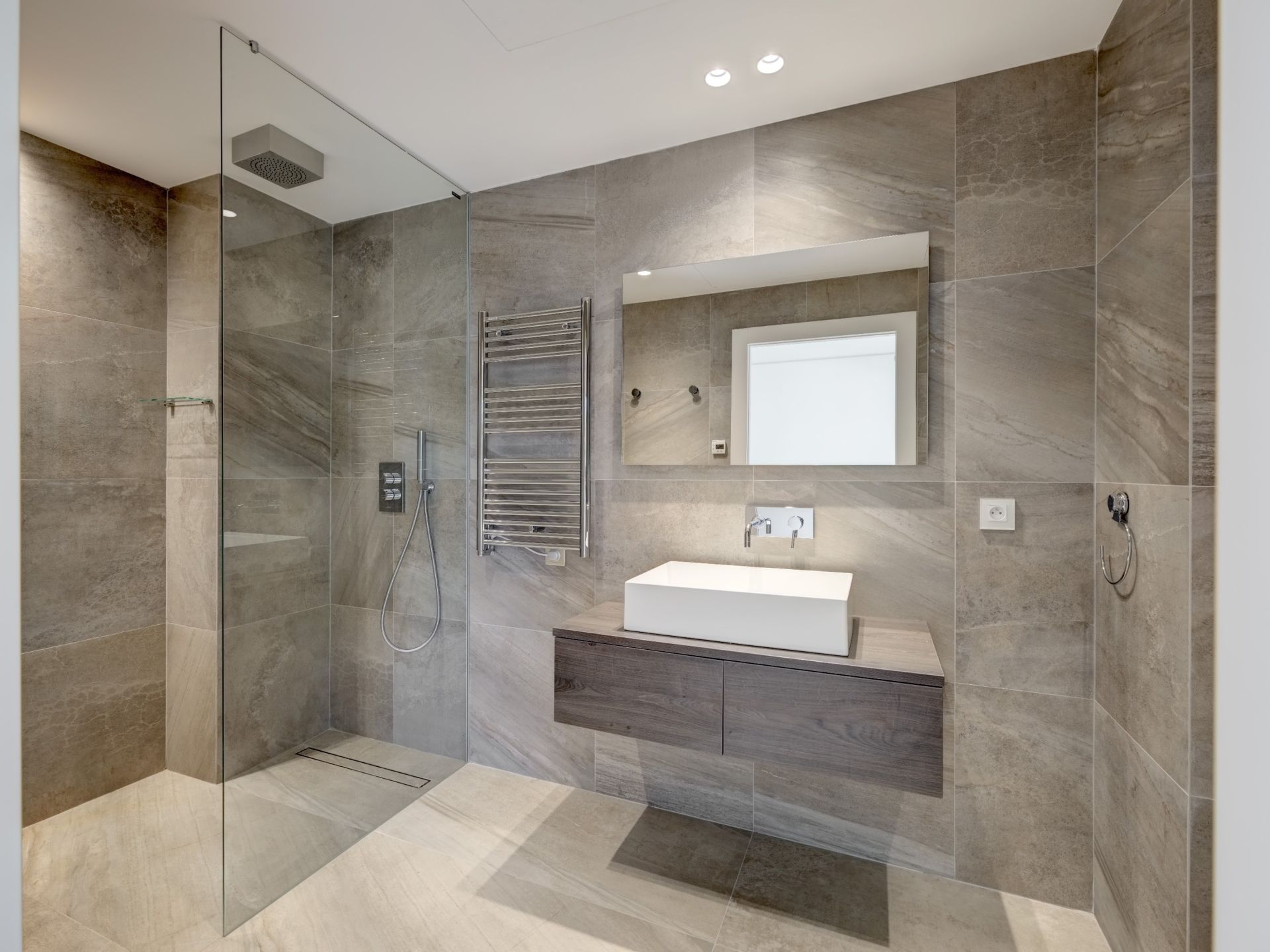 luxury apartment 4 Rooms for sale on CANNES (06400)