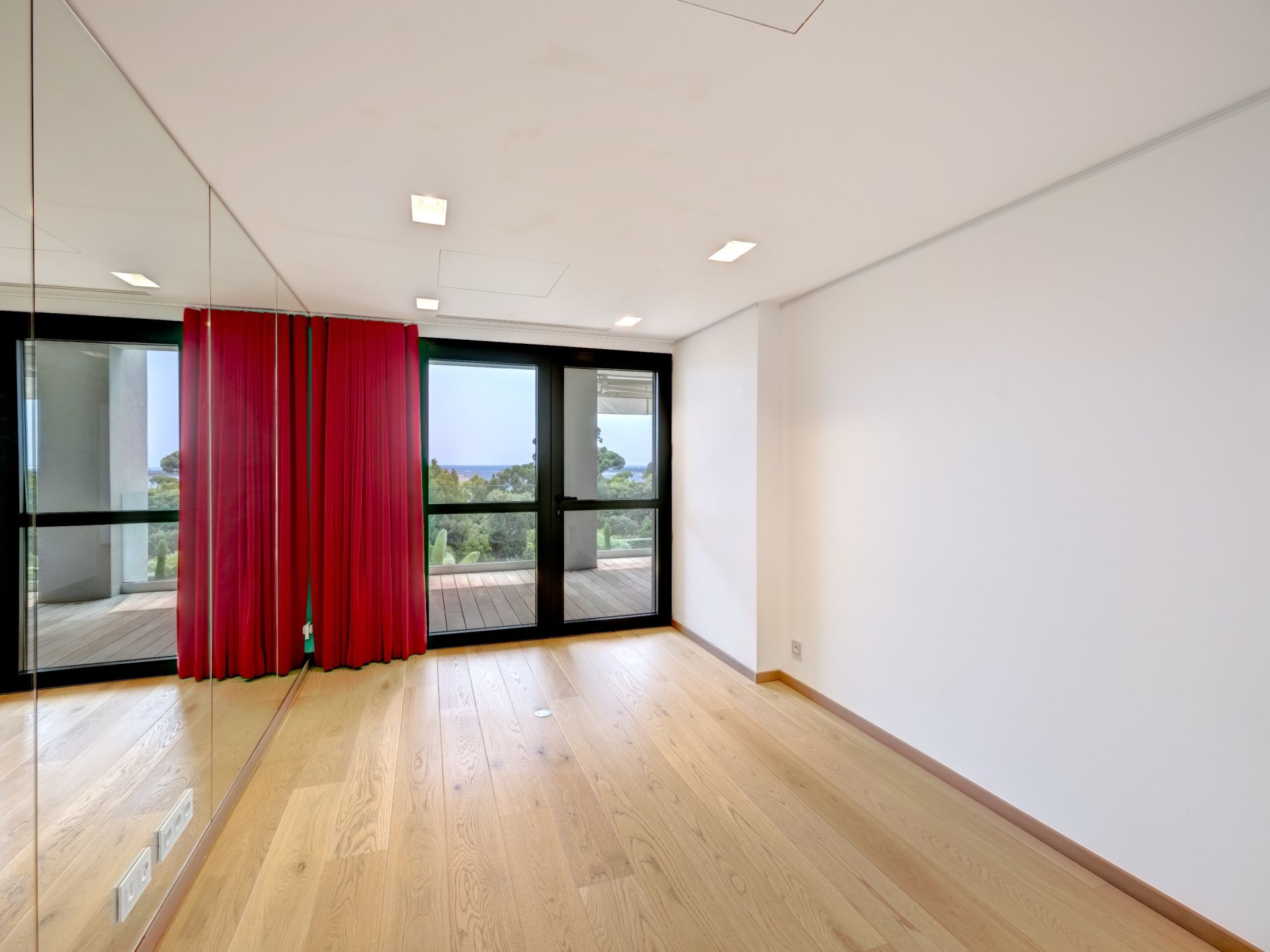 luxury apartment 4 Rooms for sale on CANNES (06400)
