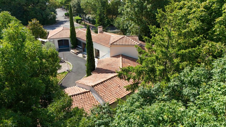 luxury house 7 Rooms for sale on LAGORD (17140)