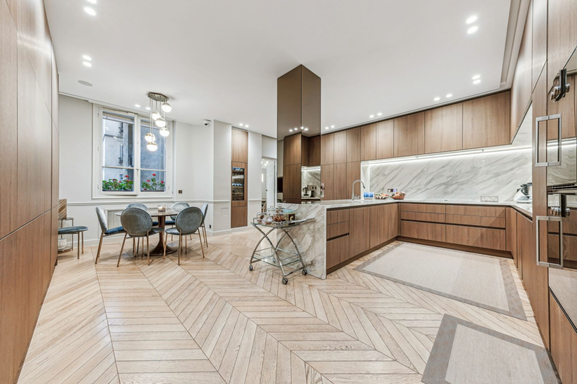 luxury apartment 7 Rooms for sale on PARIS (75016)