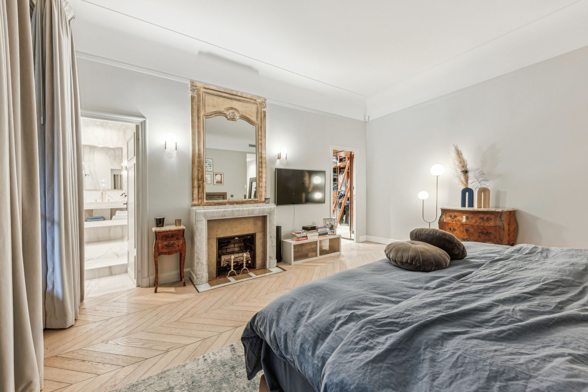 luxury apartment 7 Rooms for sale on PARIS (75016)