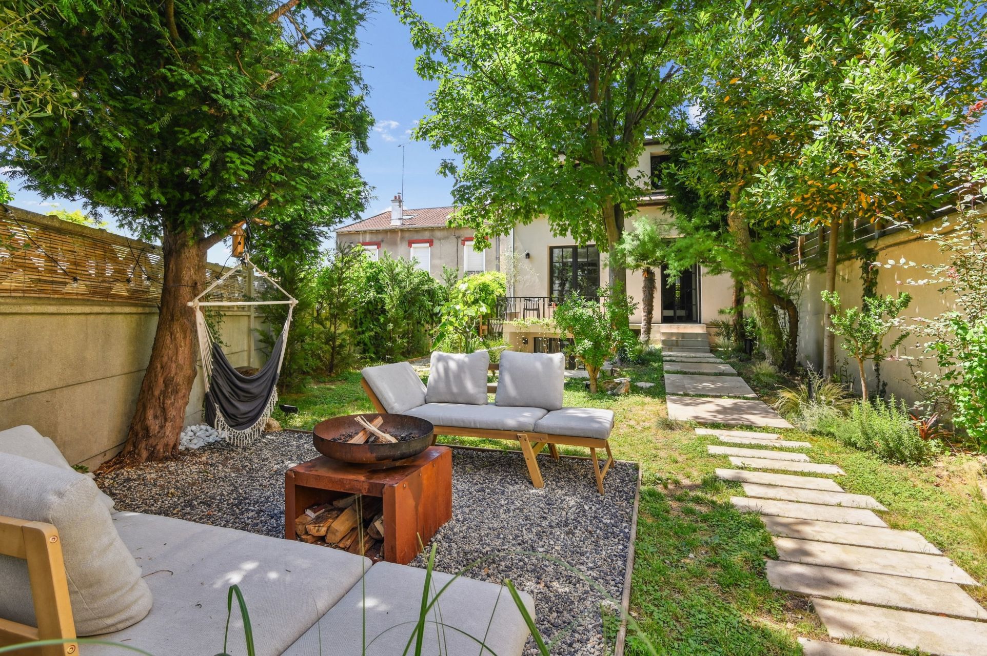 luxury house 6 Rooms for sale on COLOMBES (92700)