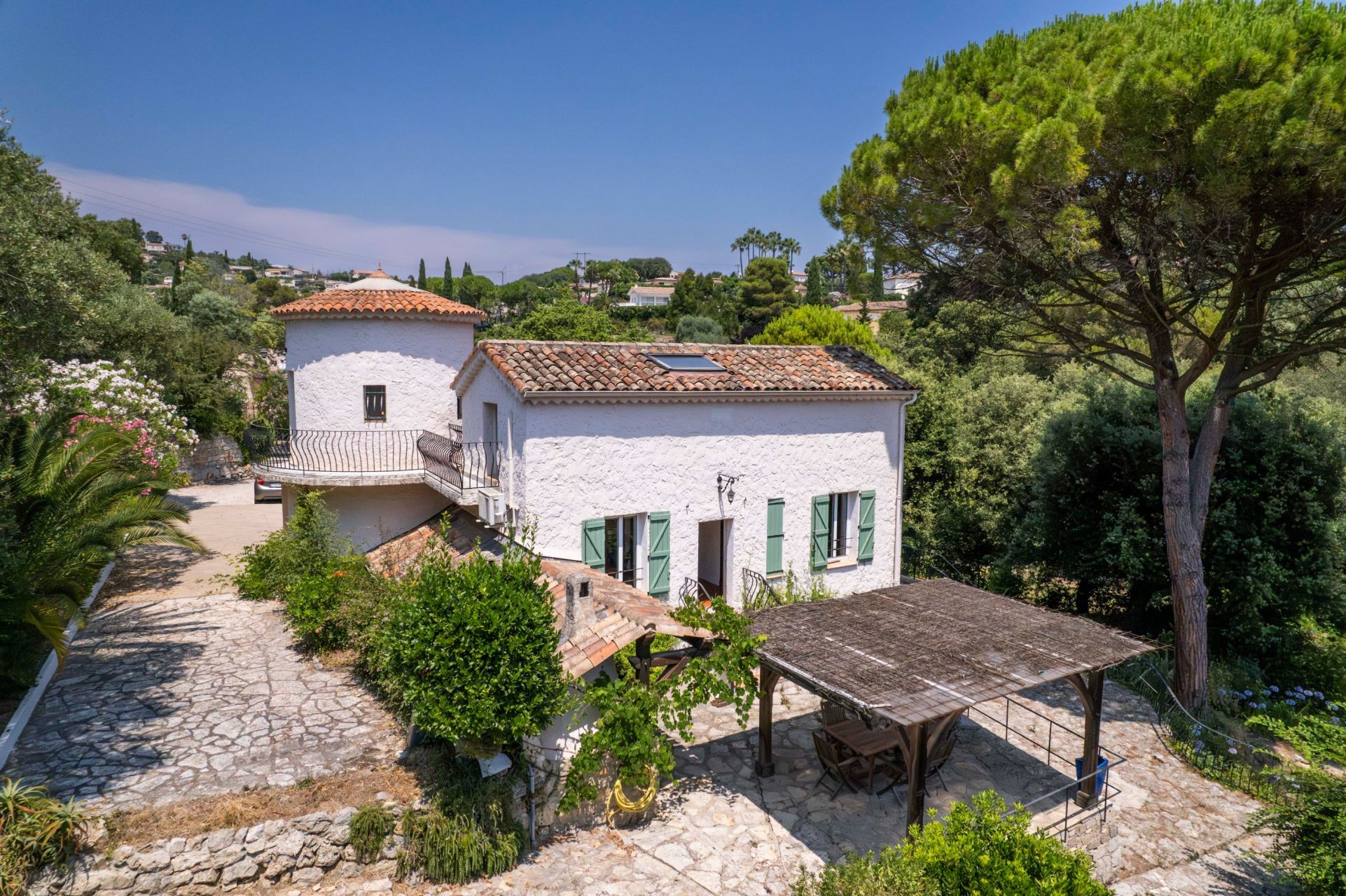 luxury villa 7 Rooms for sale on VALLAURIS (06220)