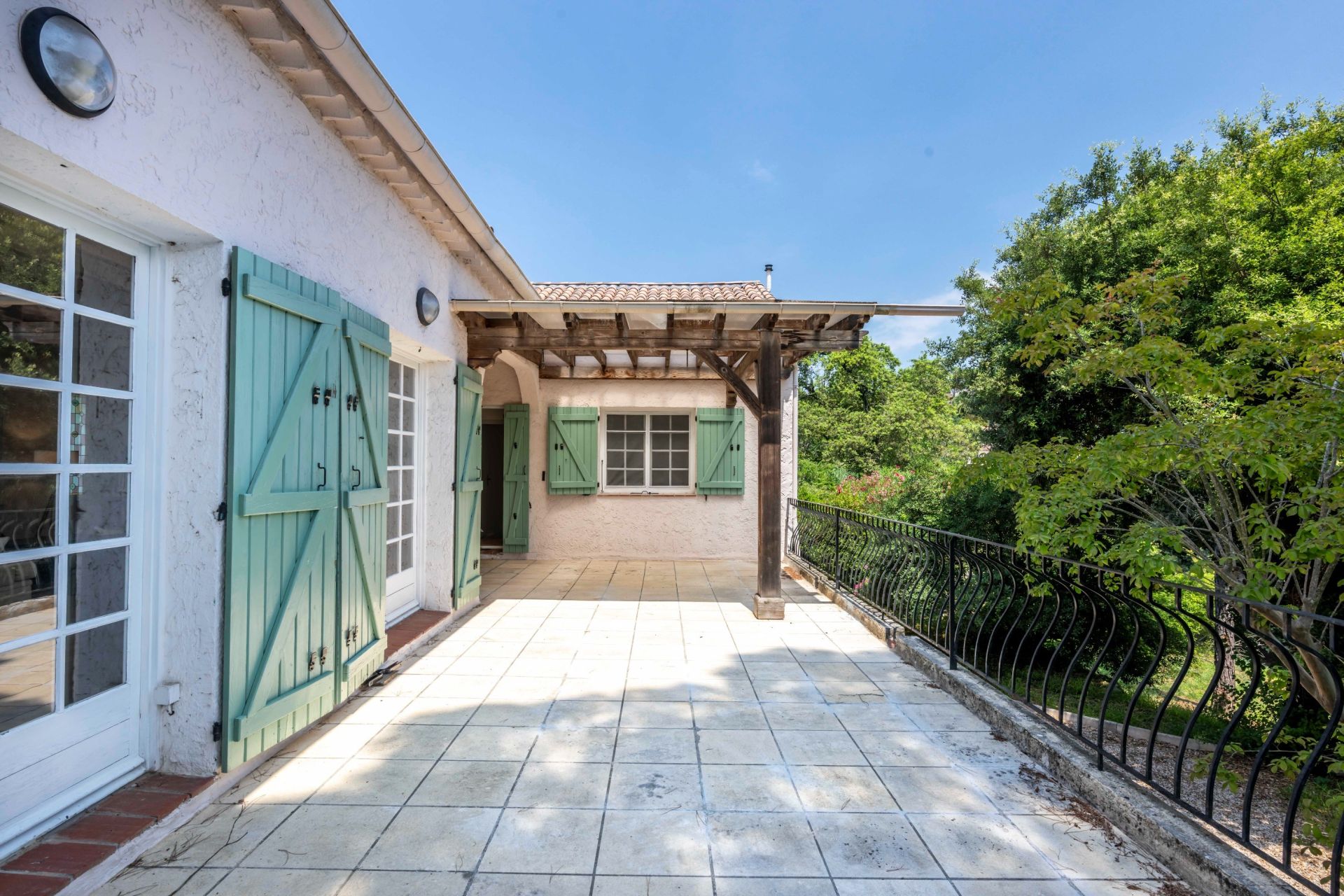 luxury villa 7 Rooms for sale on VALLAURIS (06220)