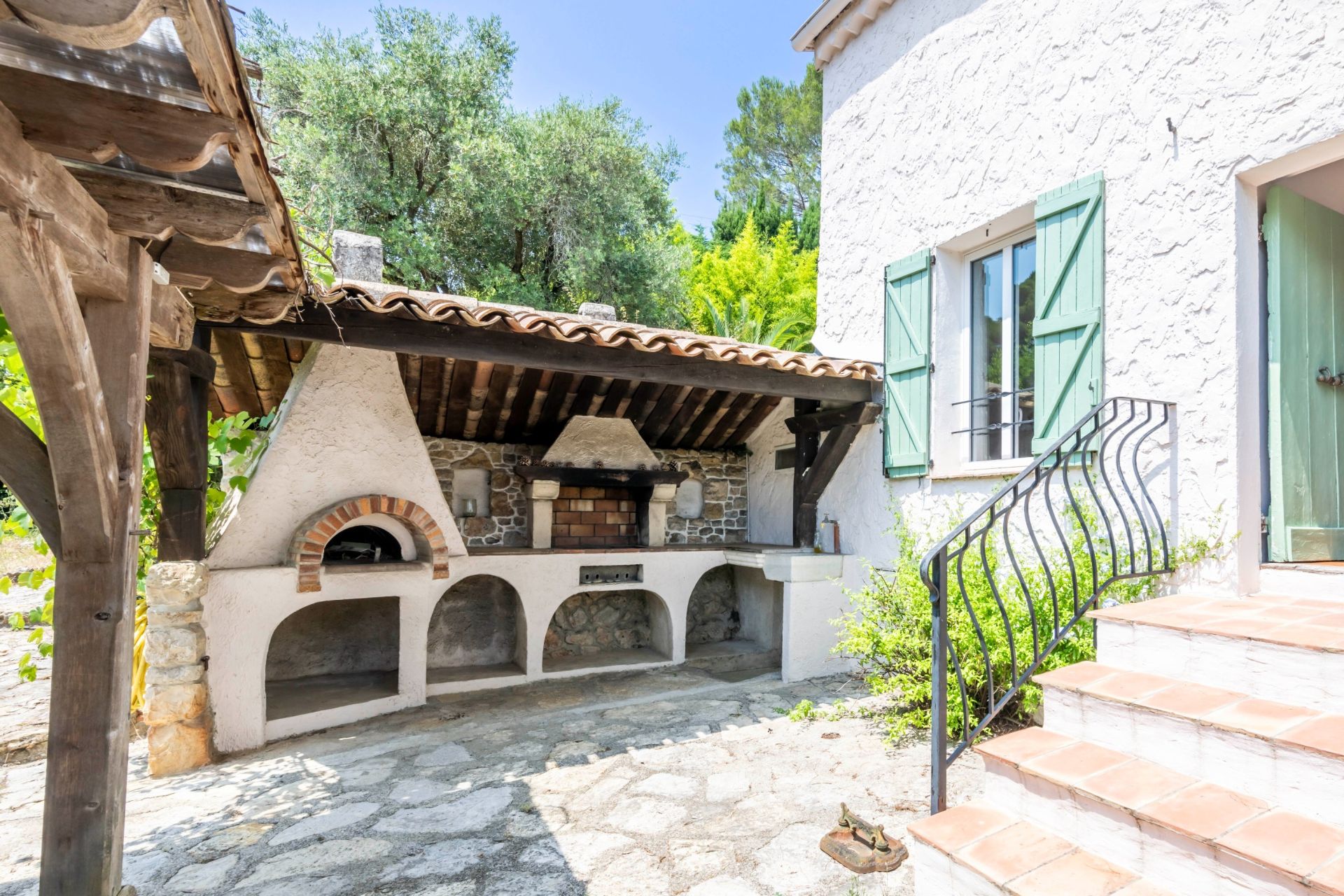 luxury villa 7 Rooms for sale on VALLAURIS (06220)