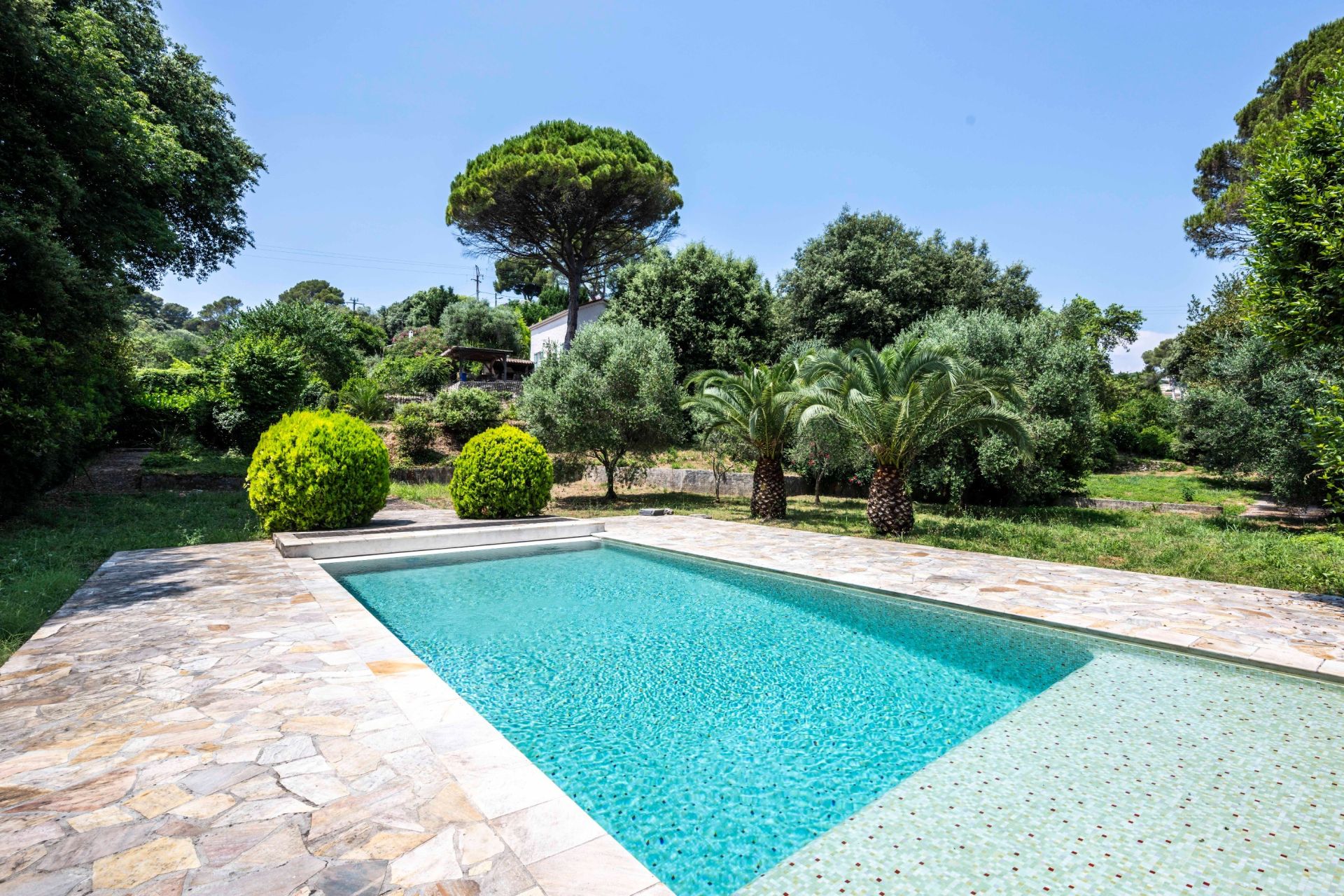 luxury villa 7 Rooms for sale on VALLAURIS (06220)