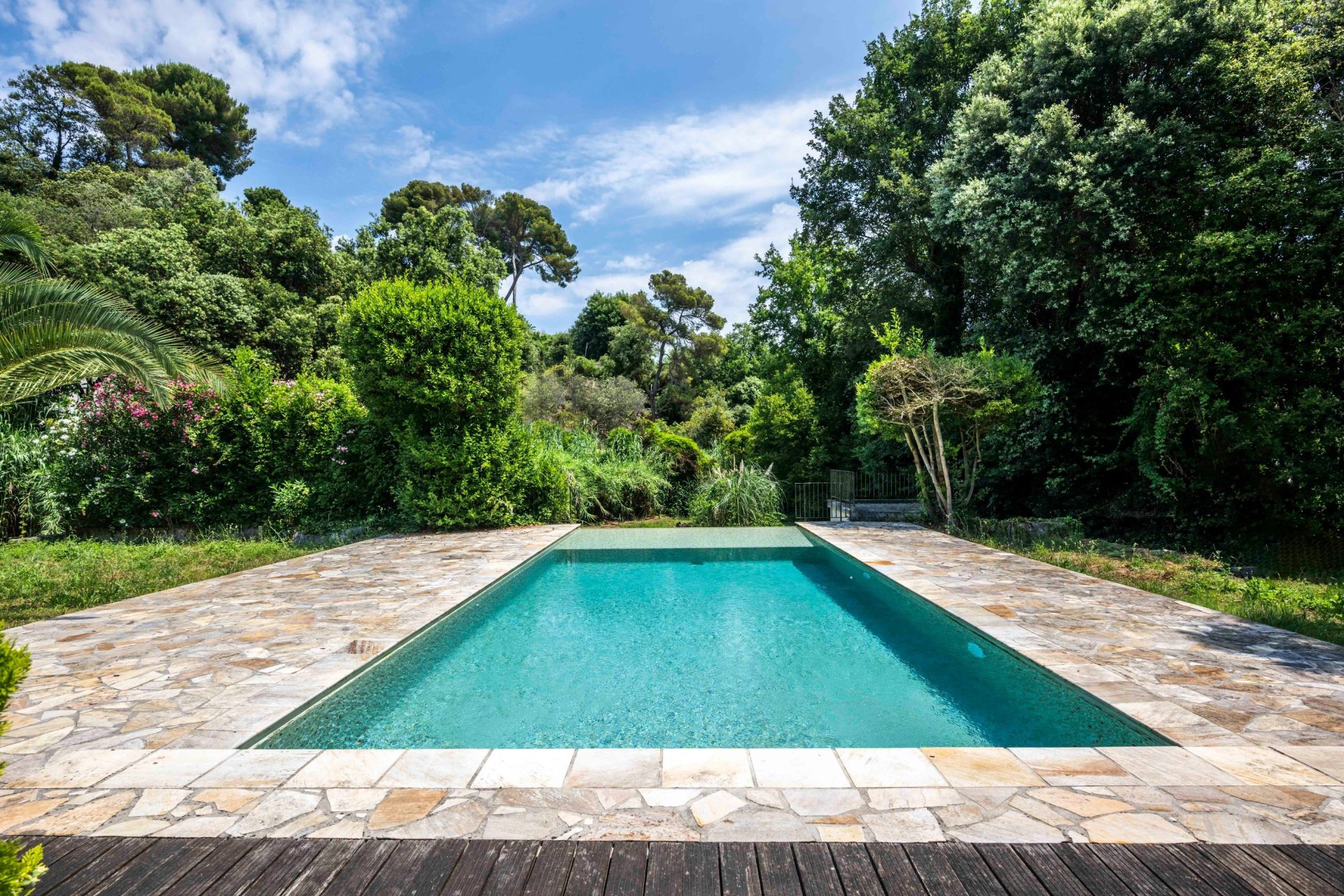 luxury villa 7 Rooms for sale on VALLAURIS (06220)