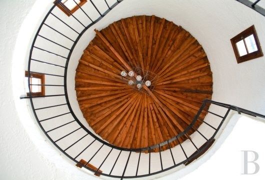 luxury villa 7 Rooms for sale on VALLAURIS (06220)