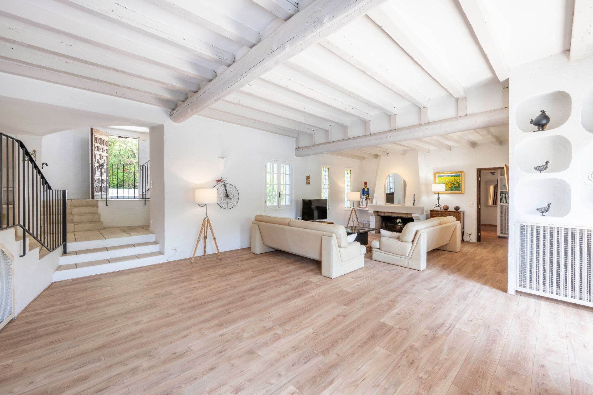 luxury villa 7 Rooms for sale on VALLAURIS (06220)