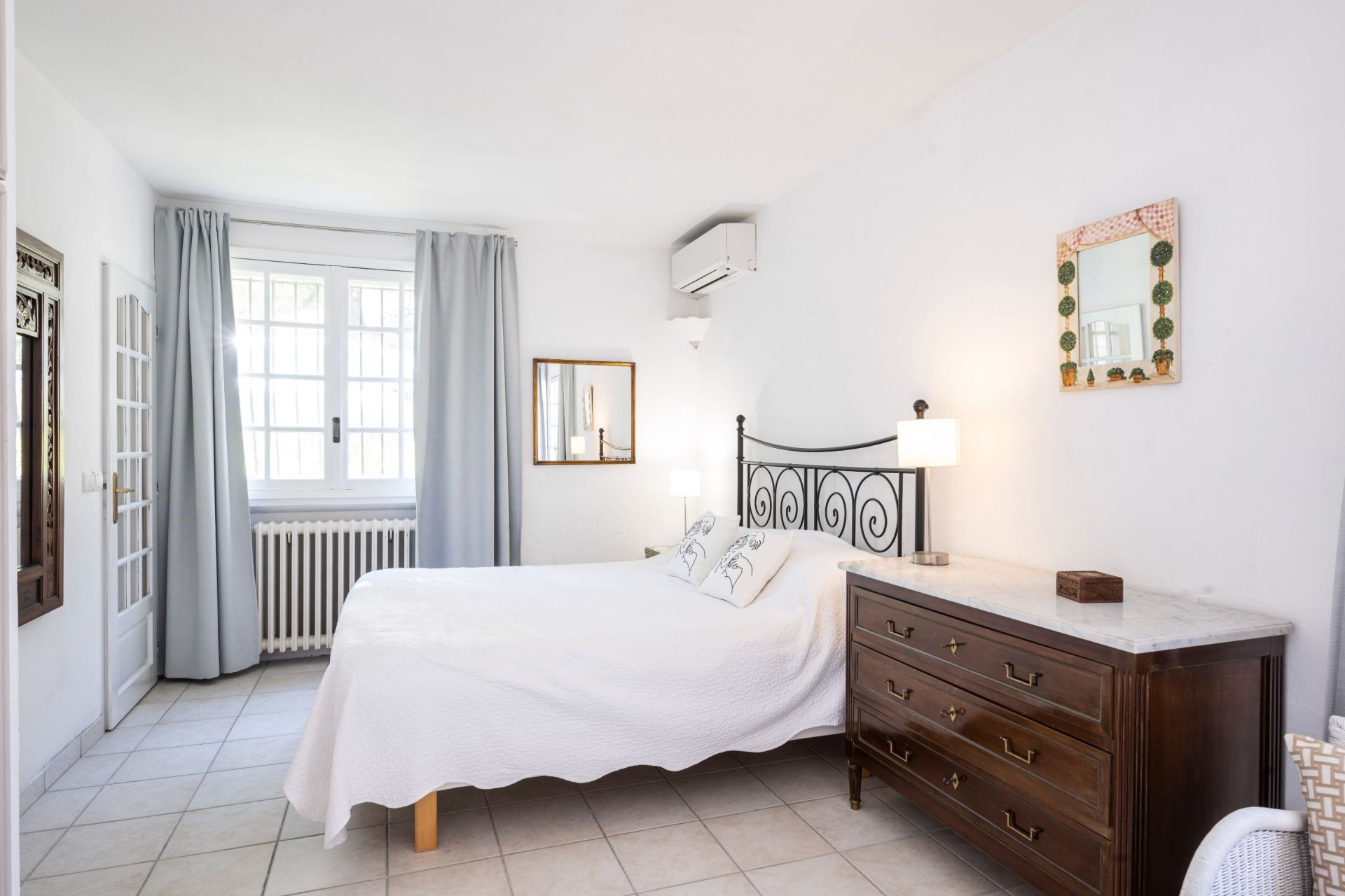 luxury villa 7 Rooms for sale on VALLAURIS (06220)