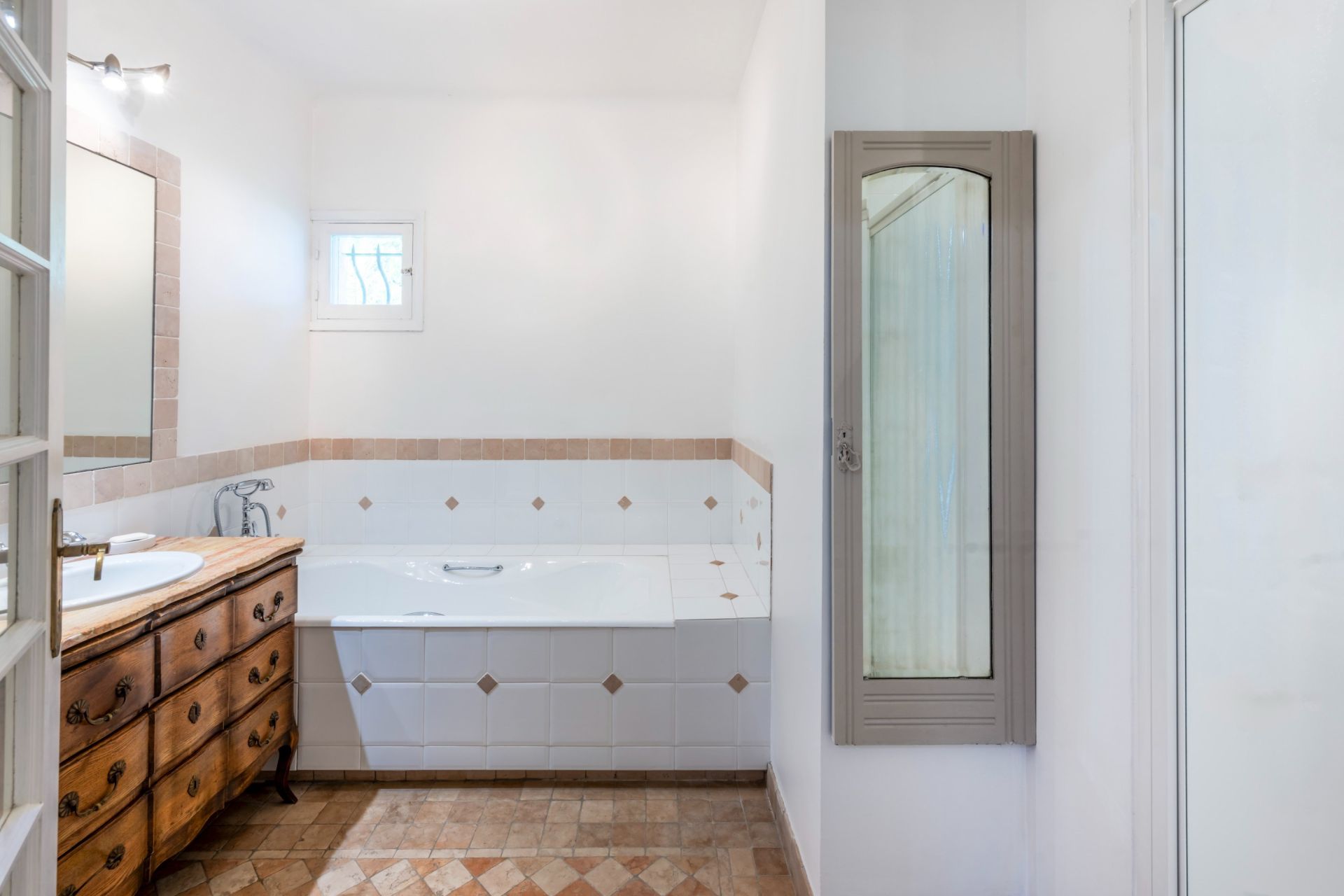 luxury villa 7 Rooms for sale on VALLAURIS (06220)