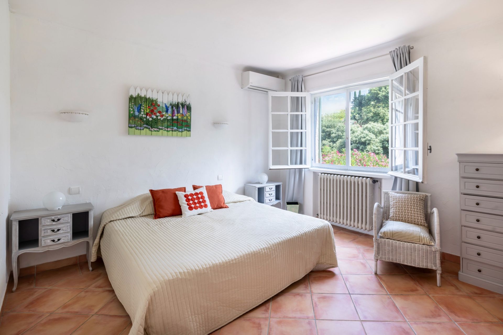 luxury villa 7 Rooms for sale on VALLAURIS (06220)