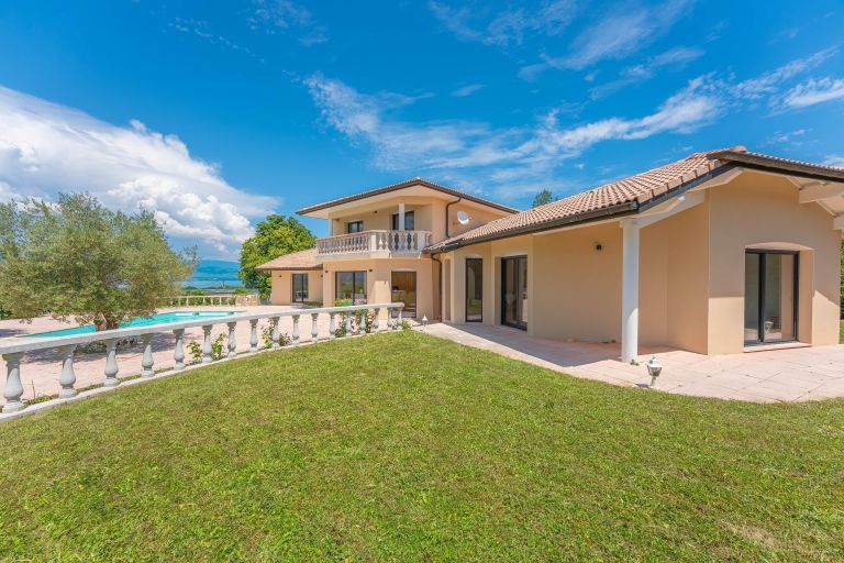 luxury house 6 Rooms for sale on MESSERY (74140)