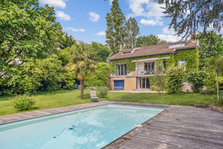 luxury house 8 Rooms for sale on ECULLY (69130)