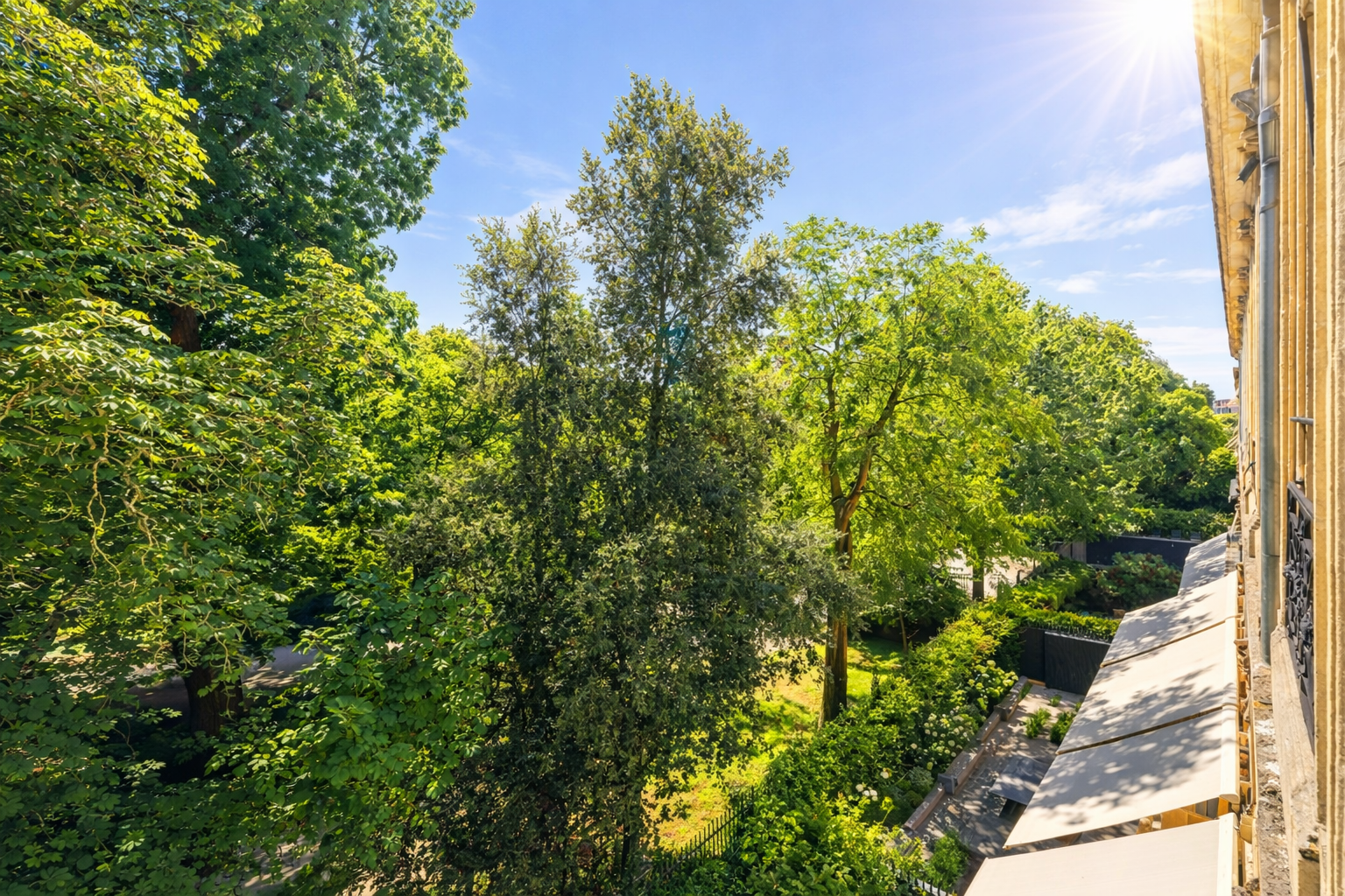 luxury apartment 4 Rooms for sale on BORDEAUX (33000)